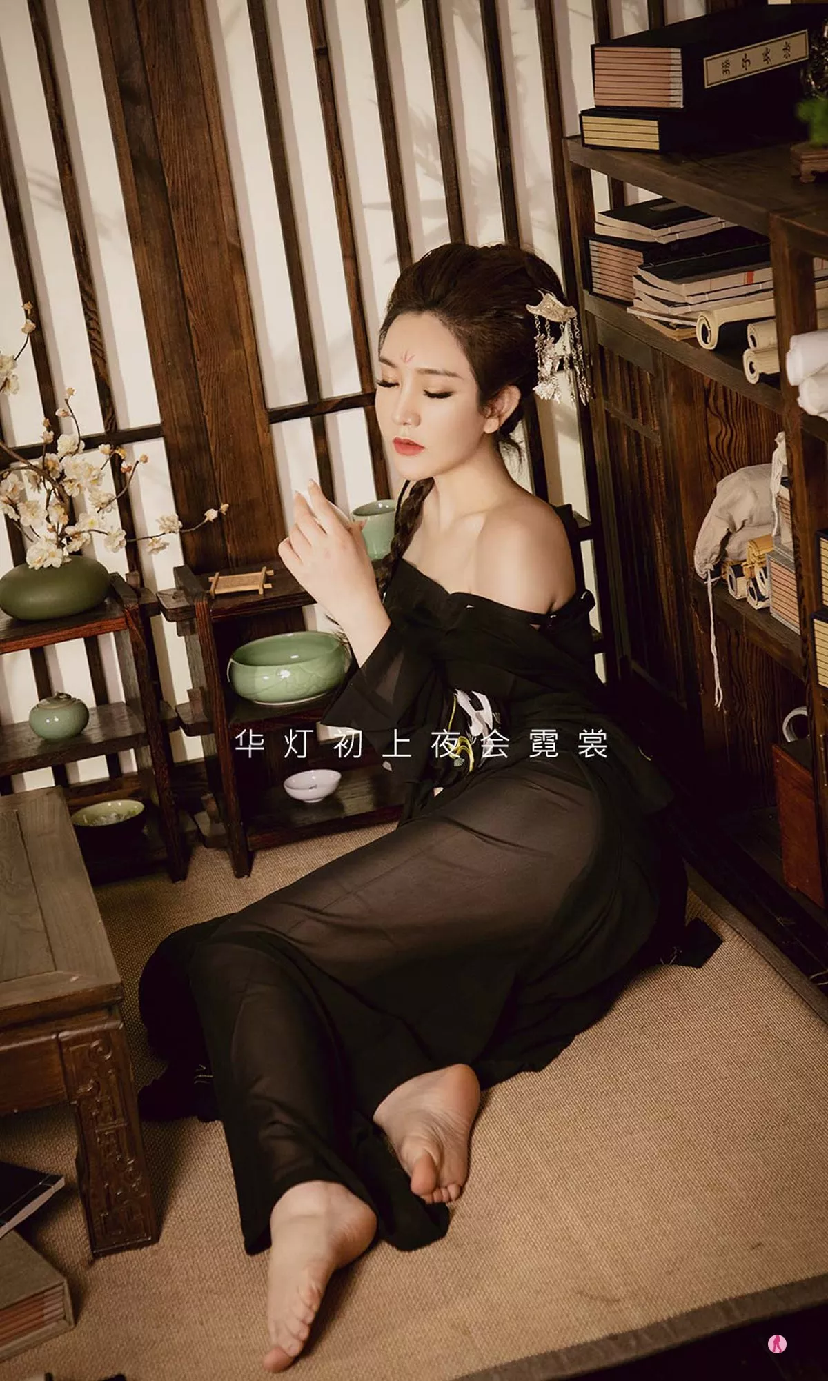 [Ugirls爱尤物]No.2010_嫩模金梓琳私房黑色薄纱服饰+红色霓裳真空透视诱惑写真35P
