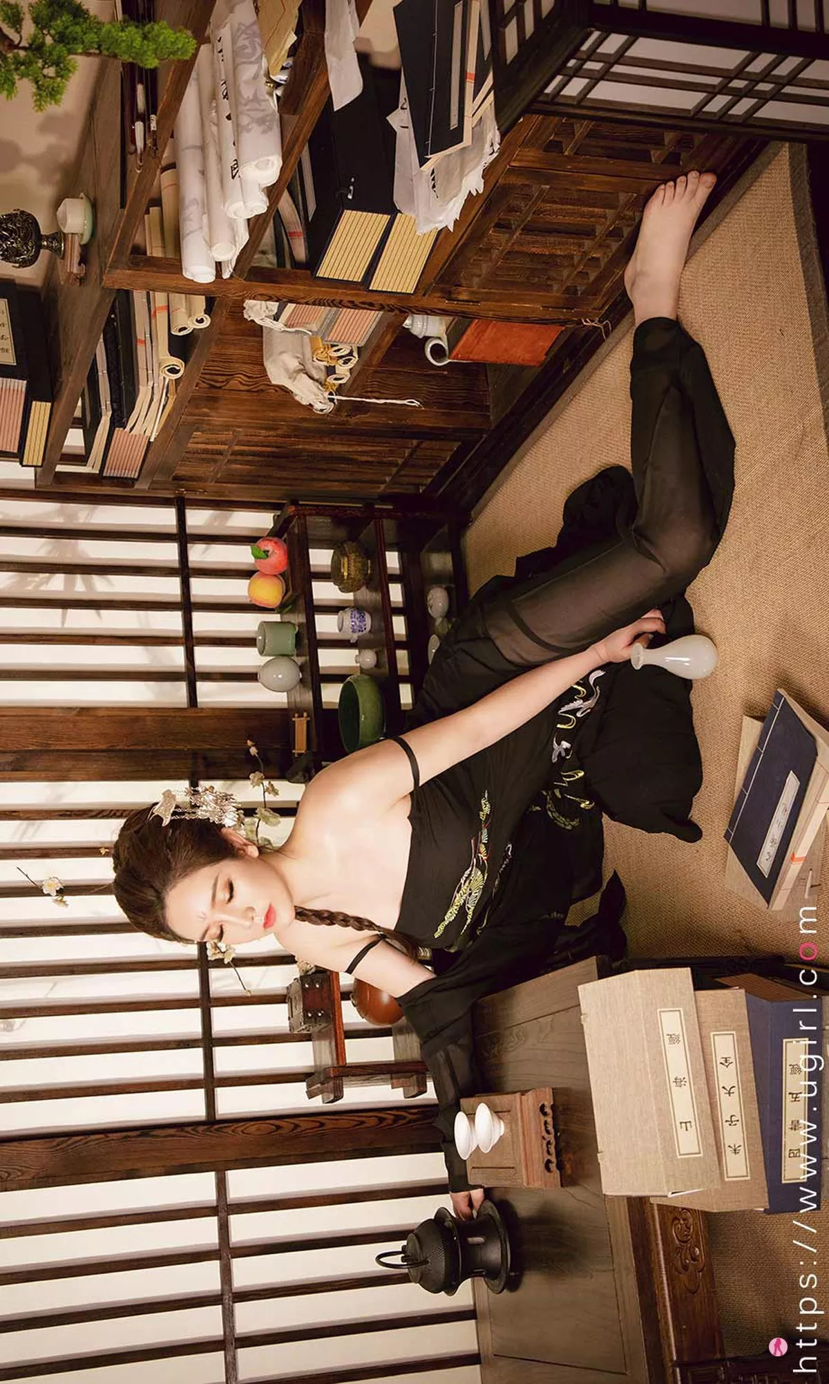 [Ugirls爱尤物]No.2010_嫩模金梓琳私房黑色薄纱服饰+红色霓裳真空透视诱惑写真35P