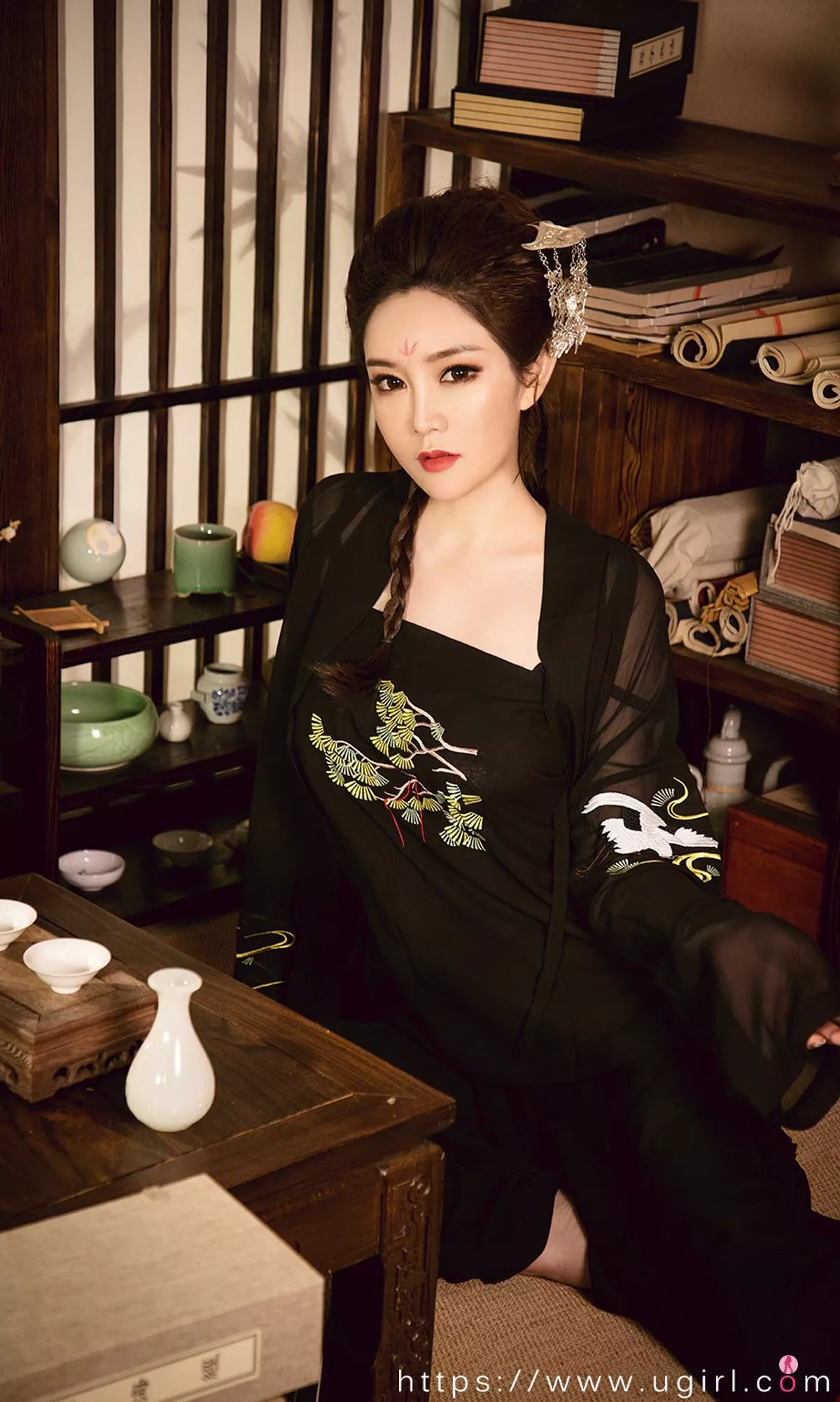 [Ugirls爱尤物]No.2010_嫩模金梓琳私房黑色薄纱服饰+红色霓裳真空透视诱惑写真35P