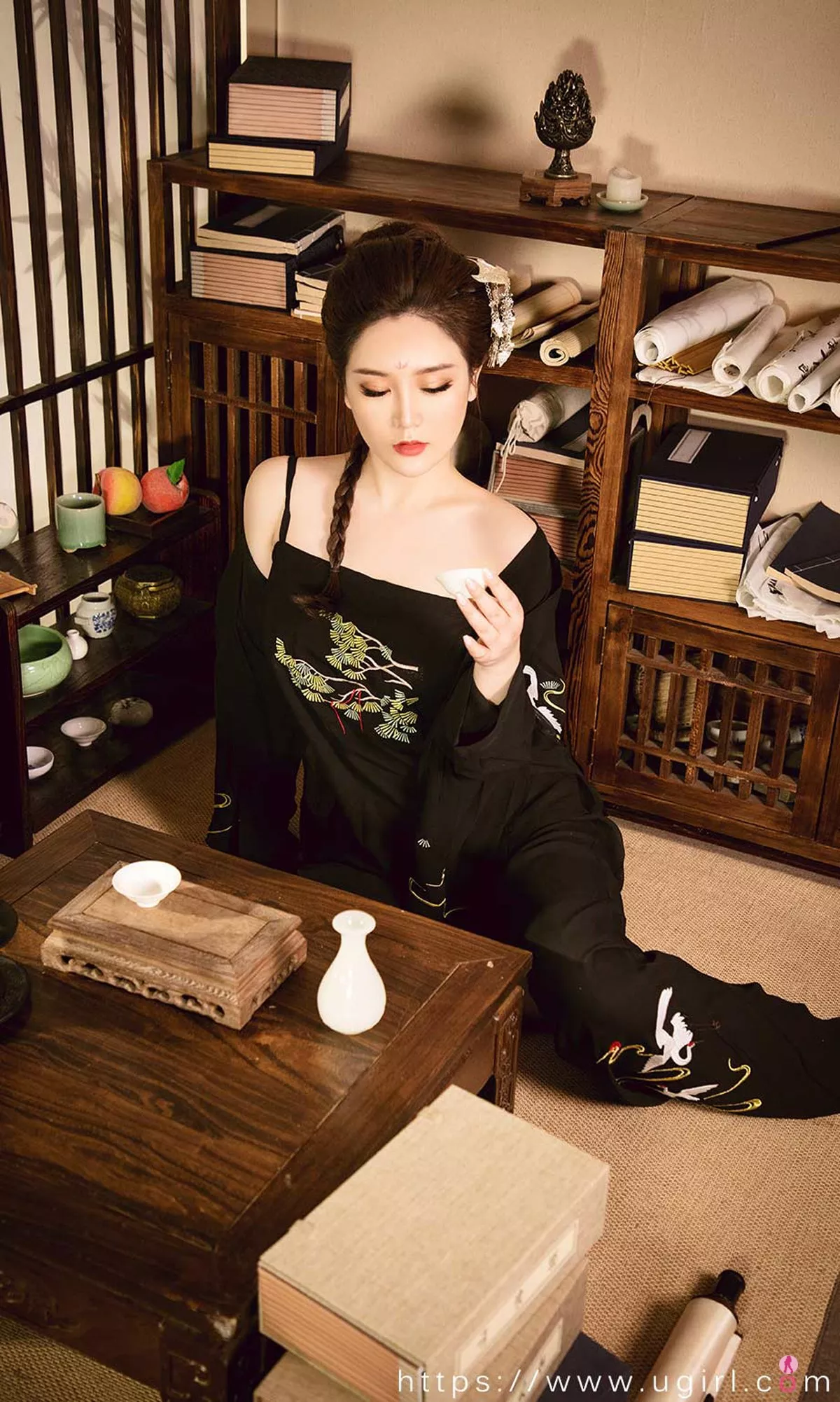 [Ugirls爱尤物]No.2010_嫩模金梓琳私房黑色薄纱服饰+红色霓裳真空透视诱惑写真35P