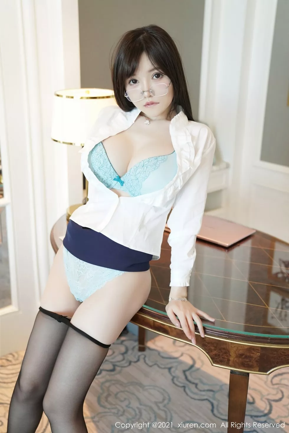 XiuRen第3026期_女神糯美子Mini澳门旅拍前台接待剧情主题黑丝裤袜诱惑写真72P