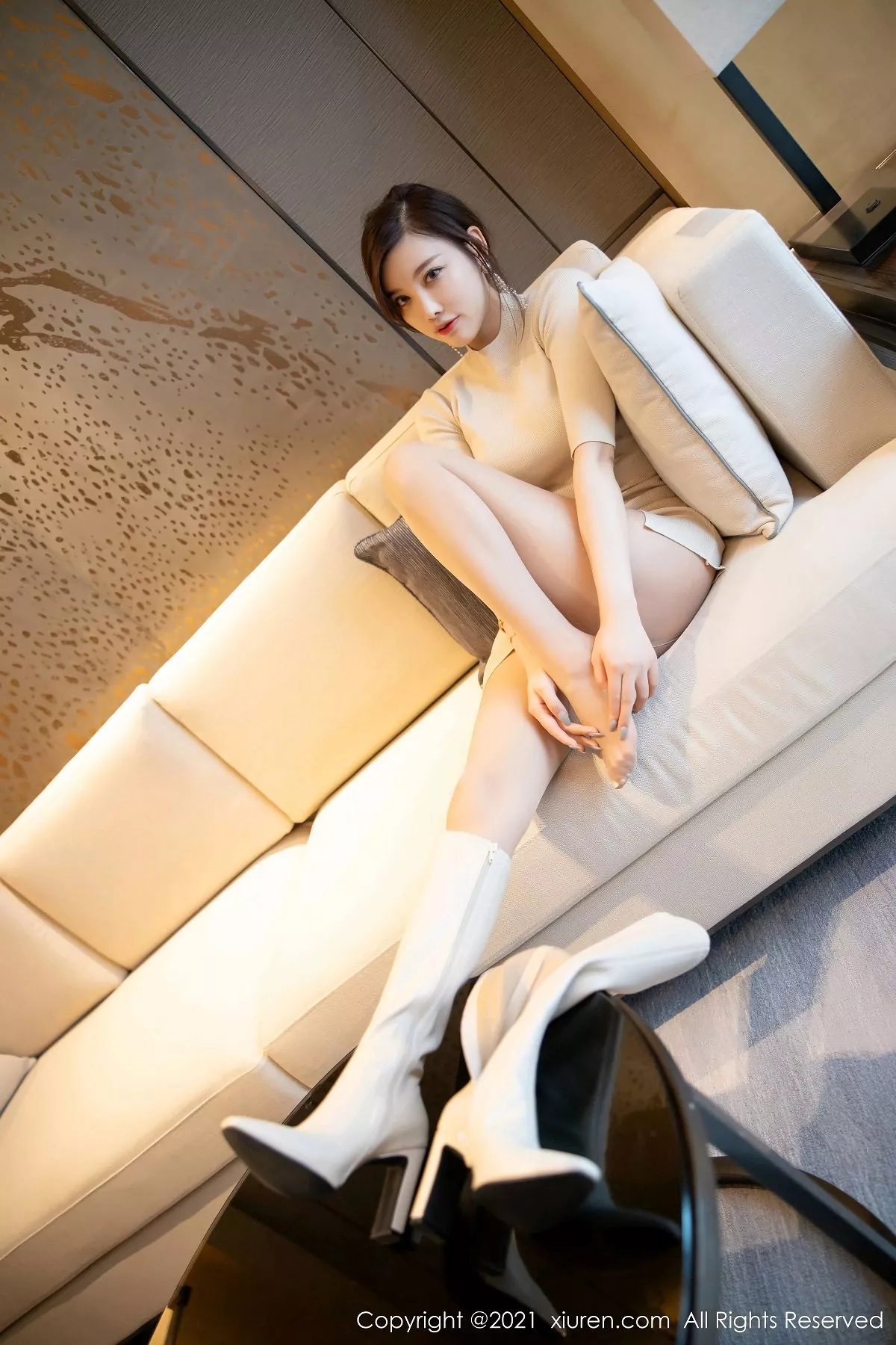 XiuRen第3155期_女神杨晨晨sugar私房床上脱开档肉丝裤袜露性感蕾丝内衣诱惑写真50P