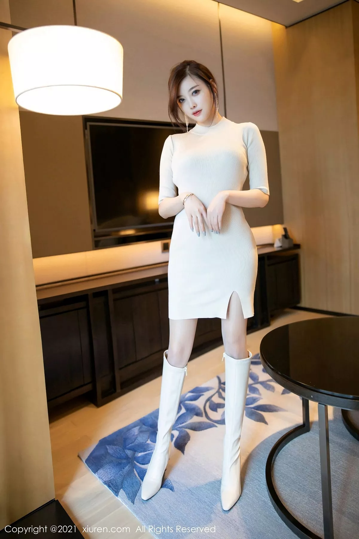 XiuRen第3155期_女神杨晨晨sugar私房床上脱开档肉丝裤袜露性感蕾丝内衣诱惑写真50P