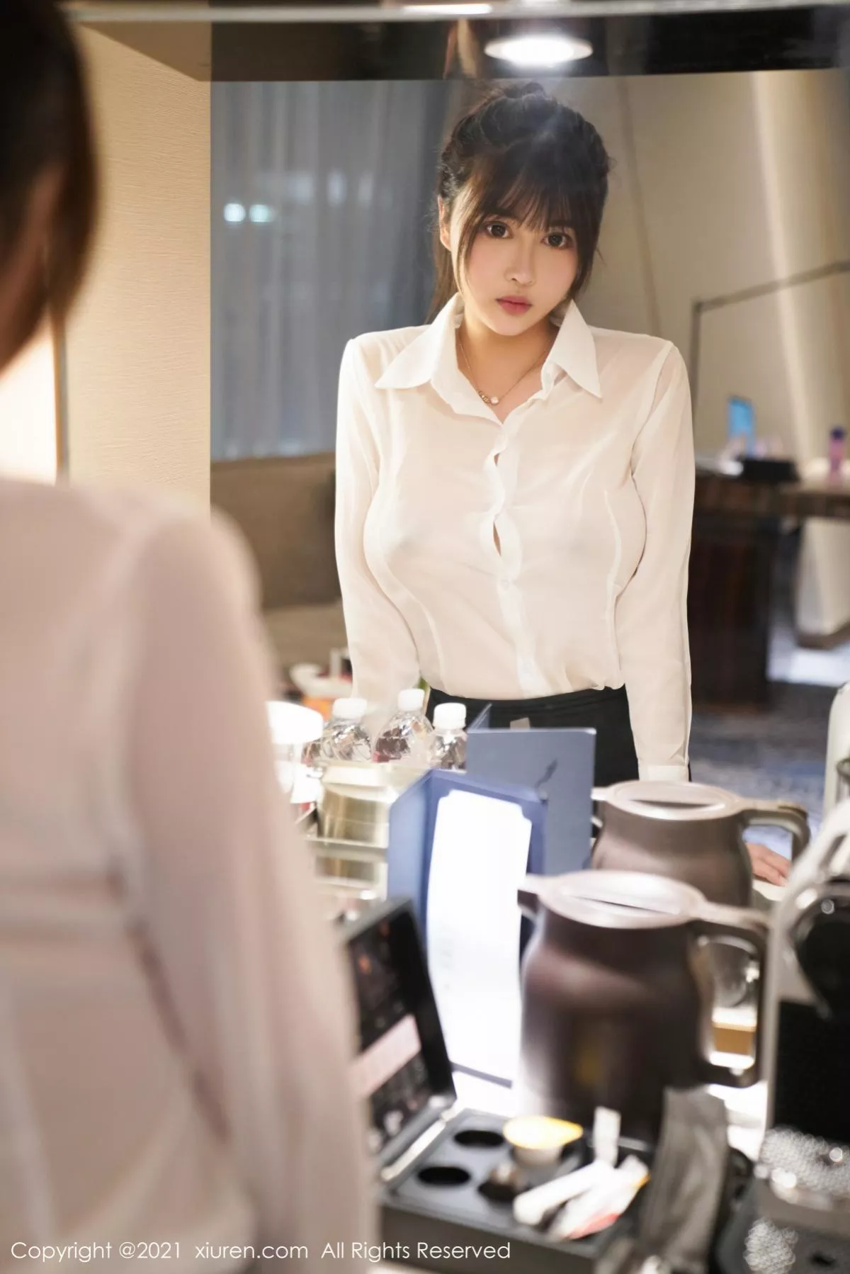 XiuRen第3164期_嫩模萌奈子酒店红酒美人主题性感真空白衬衣配黑短裙完美诱惑写真59P