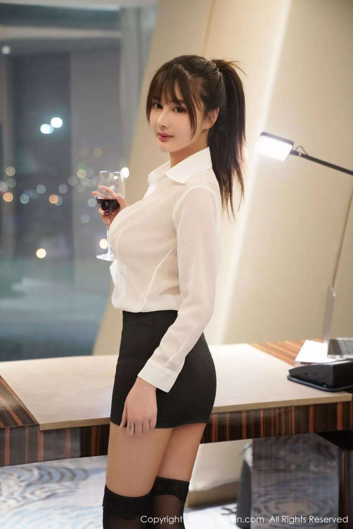 XiuRen第3164期_嫩模萌奈子酒店红酒美人主题性感真空白衬衣配黑短裙完美诱惑写真59P