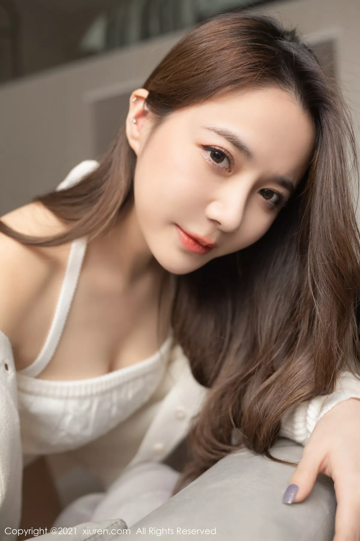 XiuRen第3171期_嫩模鱼子酱Fish居家人妻主题白色吊带配开档肉丝裤袜诱惑写真72P