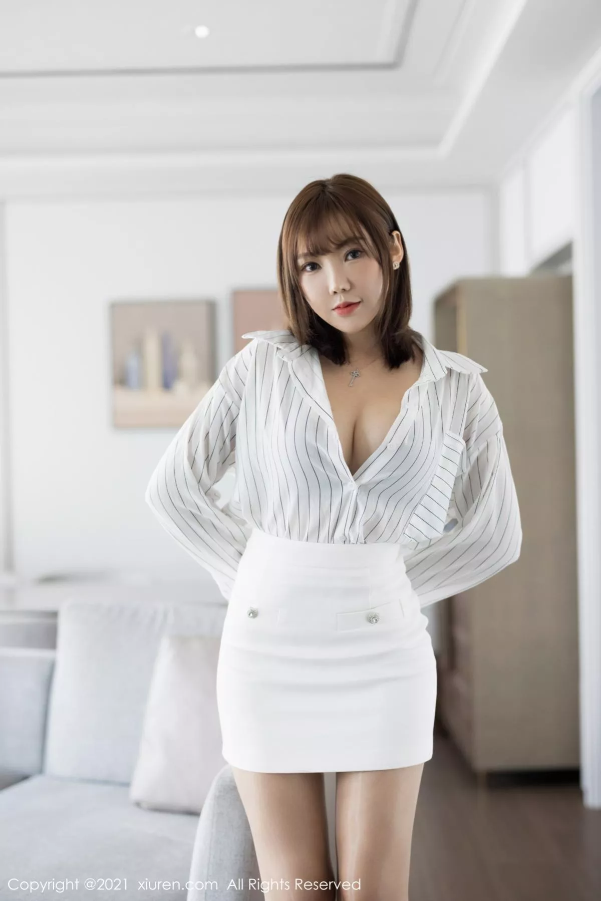 XiuRen第3169期_嫩模萌汉药baby职场秘书OL主题私房无内肉丝裤袜秀翘臀诱惑写真37P