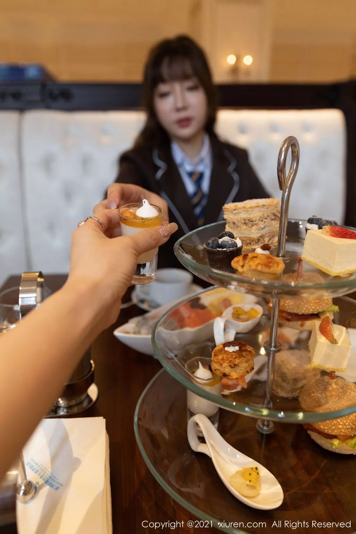 XiuRen第3176期_女神王雨纯厦门旅拍下午茶主题酒店剧情循序渐进发展诱惑写真70P