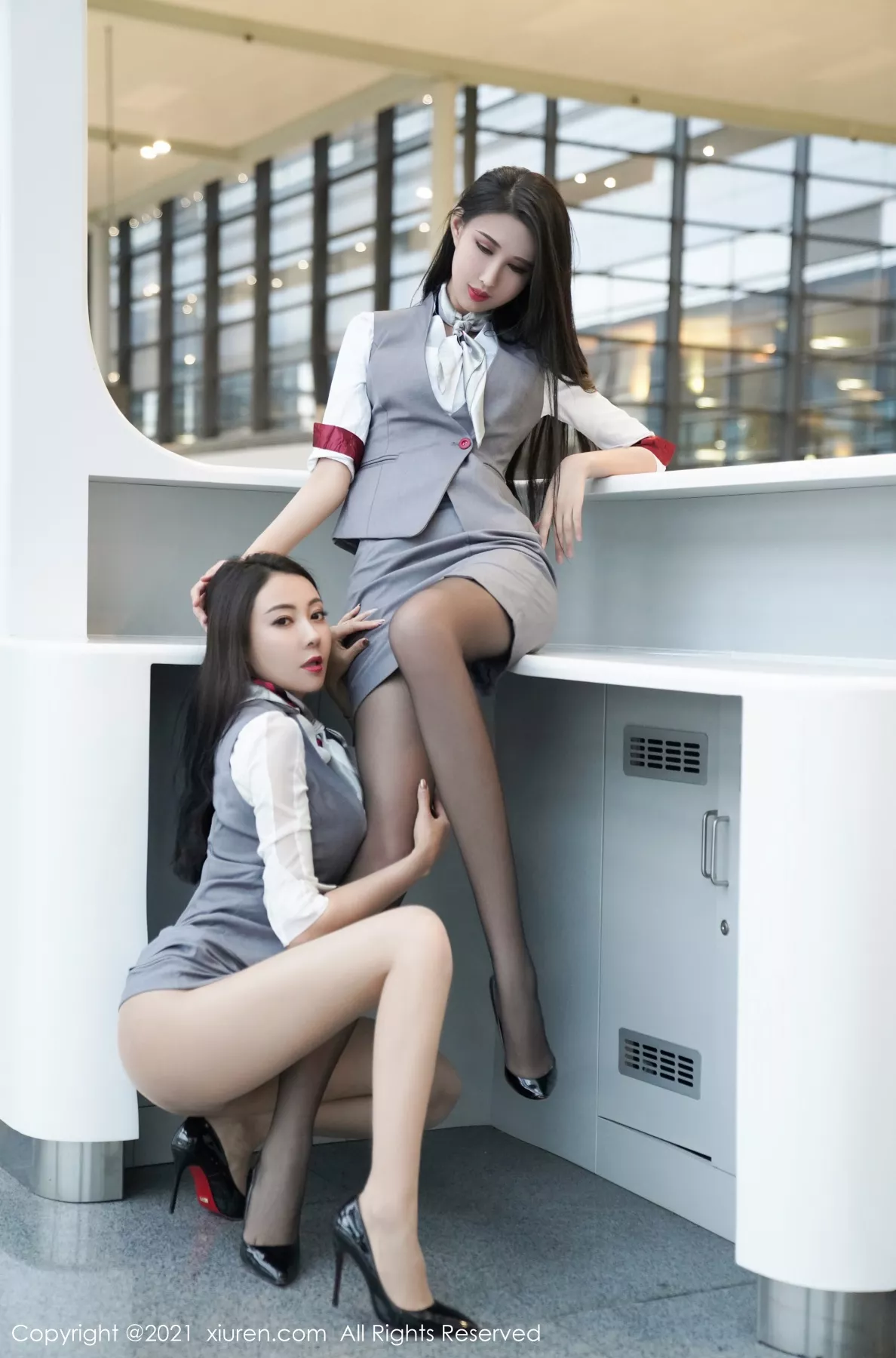 XiuRen第3173期_模特果儿Victoria＆葛征私房空姐制服主题性感姐妹花撩人诱惑写真48P