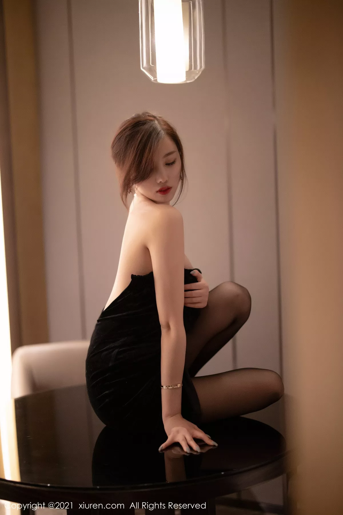 XiuRen第3184期_女神杨晨晨sugar高贵典雅黑色礼裙配黑丝裤袜秀完美身材诱惑写真70P