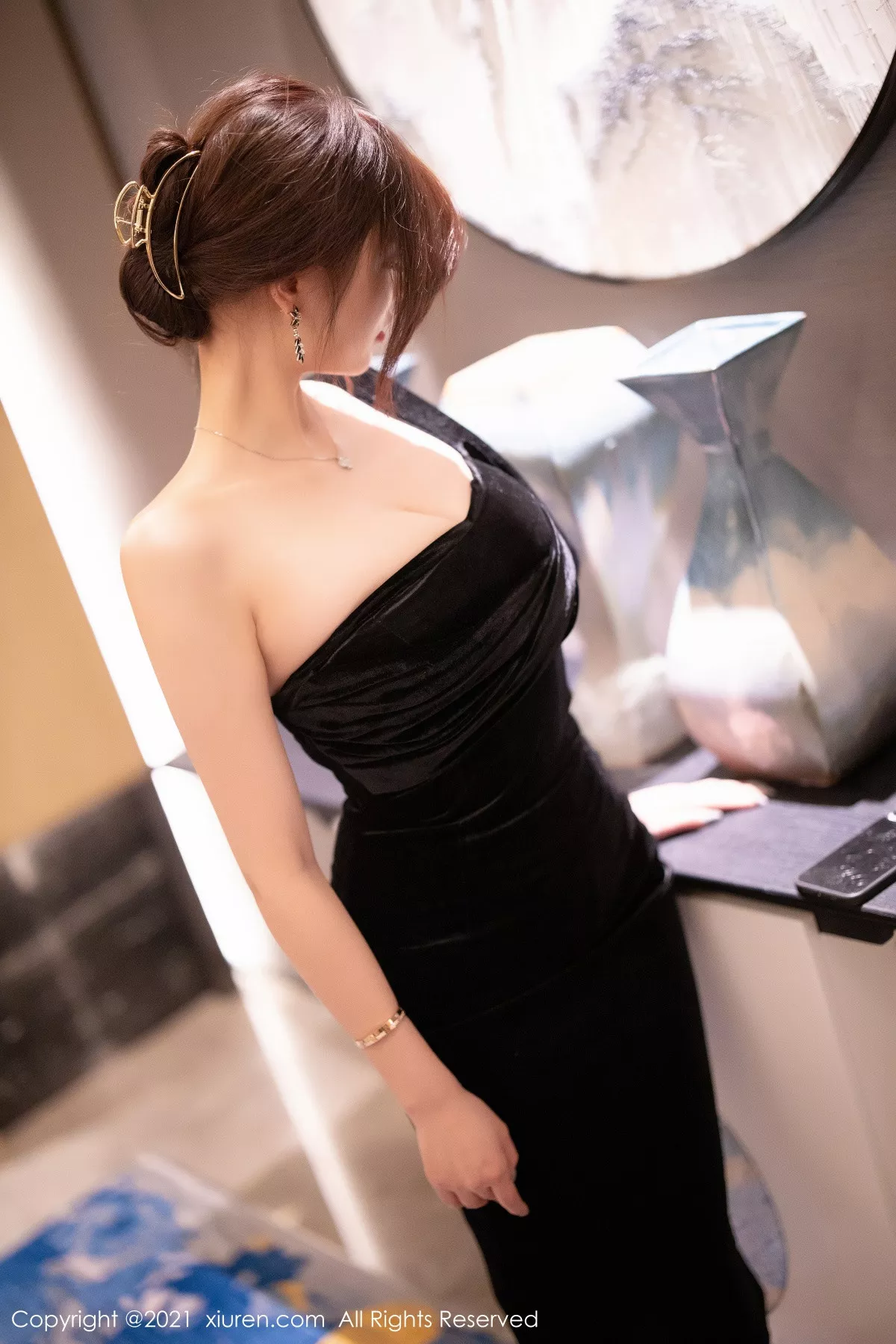 XiuRen第3184期_女神杨晨晨sugar高贵典雅黑色礼裙配黑丝裤袜秀完美身材诱惑写真70P
