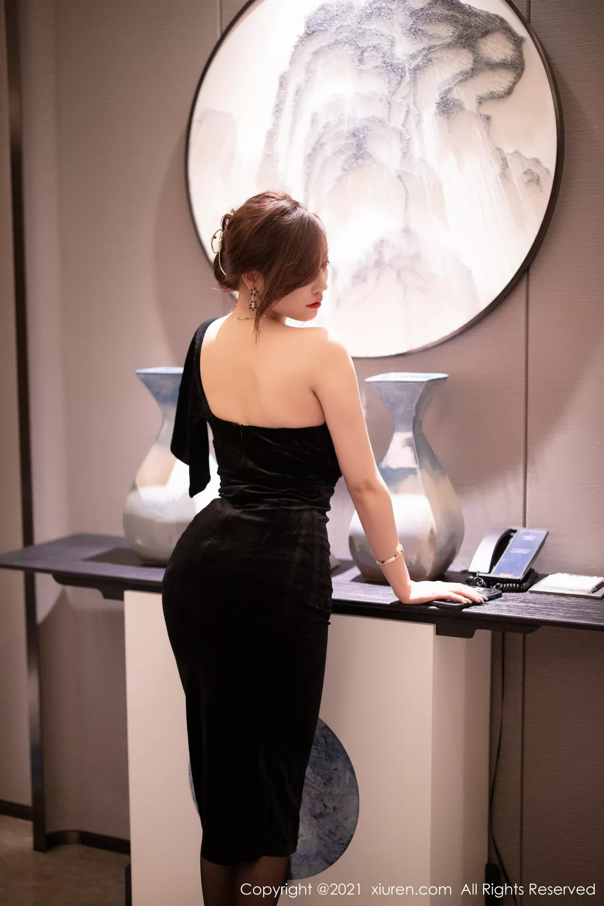 XiuRen第3184期_女神杨晨晨sugar高贵典雅黑色礼裙配黑丝裤袜秀完美身材诱惑写真70P