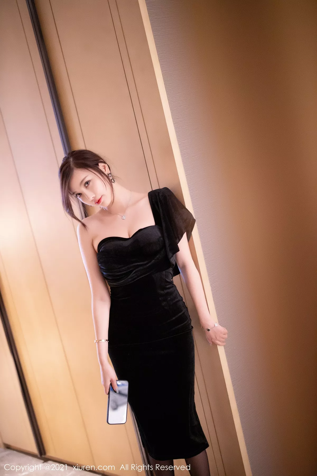 XiuRen第3184期_女神杨晨晨sugar高贵典雅黑色礼裙配黑丝裤袜秀完美身材诱惑写真70P