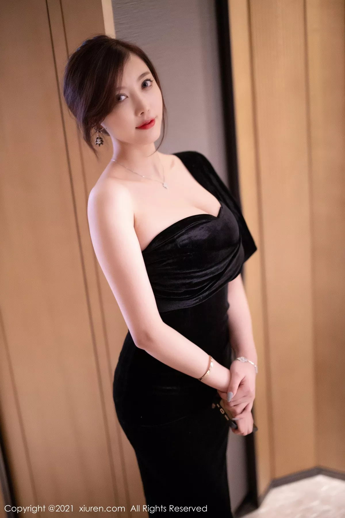 XiuRen第3184期_女神杨晨晨sugar高贵典雅黑色礼裙配黑丝裤袜秀完美身材诱惑写真70P