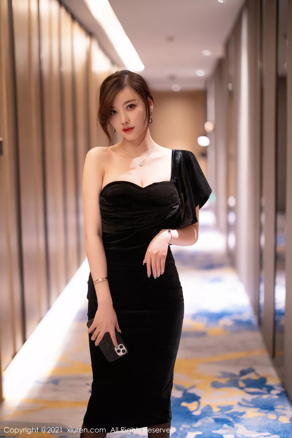 XiuRen第3184期_女神杨晨晨sugar高贵典雅黑色礼裙配黑丝裤袜秀完美身材诱惑写真70P