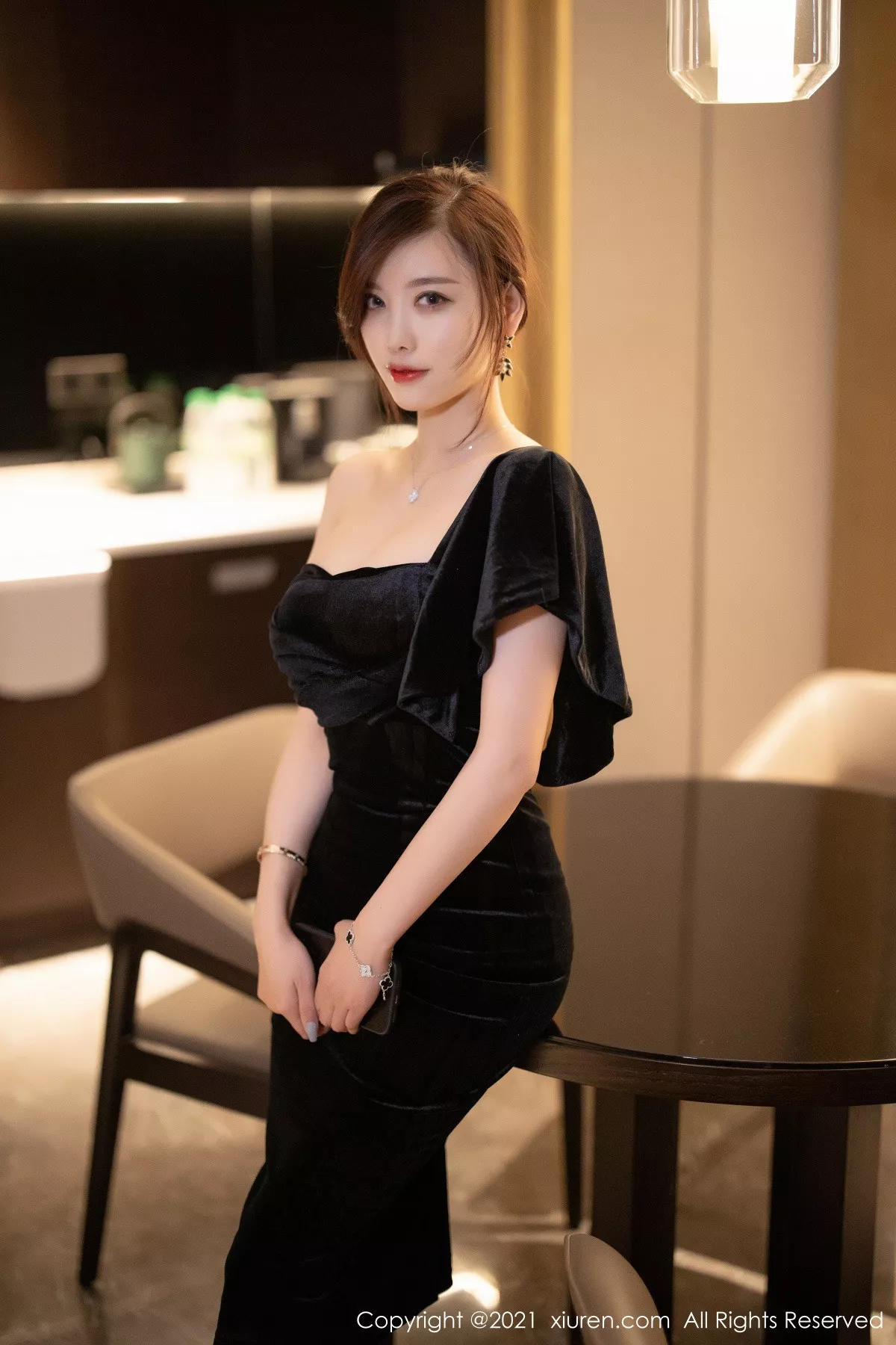 XiuRen第3184期_女神杨晨晨sugar高贵典雅黑色礼裙配黑丝裤袜秀完美身材诱惑写真70P