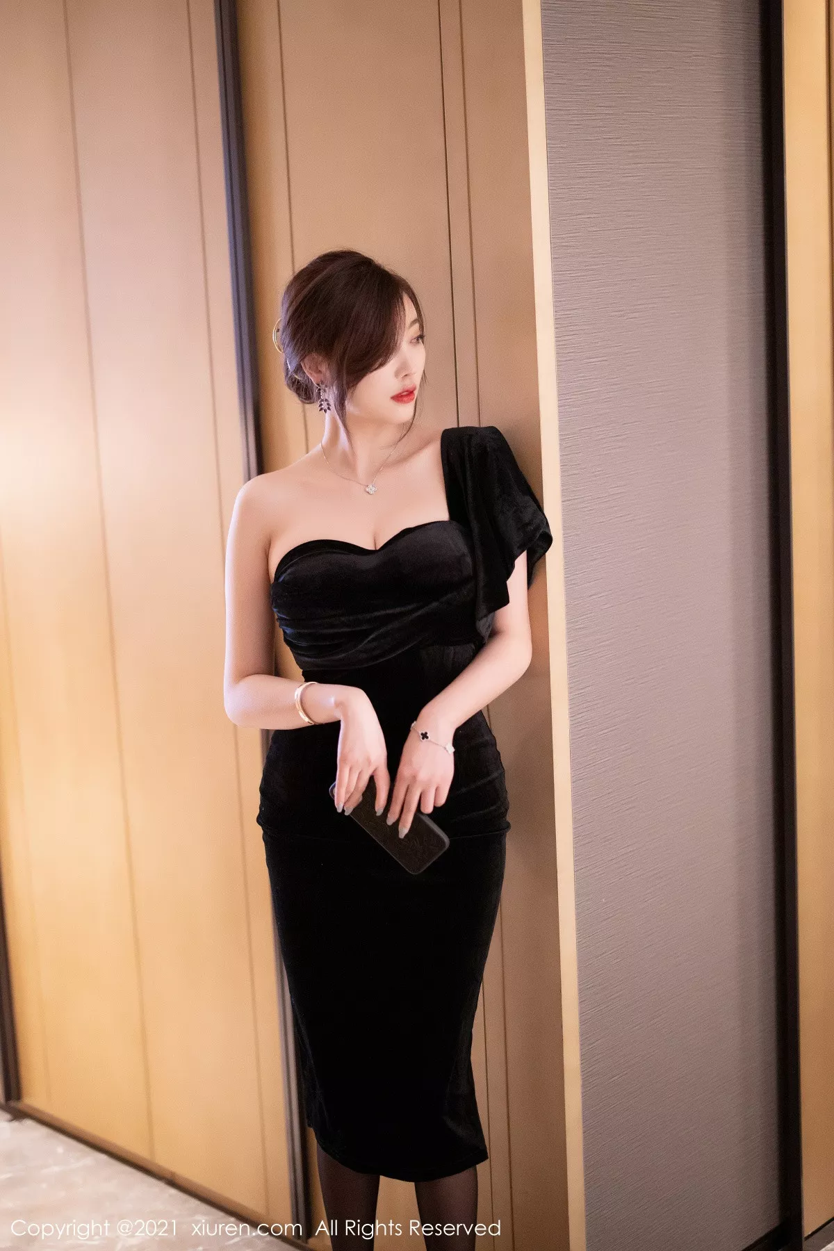 XiuRen第3184期_女神杨晨晨sugar高贵典雅黑色礼裙配黑丝裤袜秀完美身材诱惑写真70P