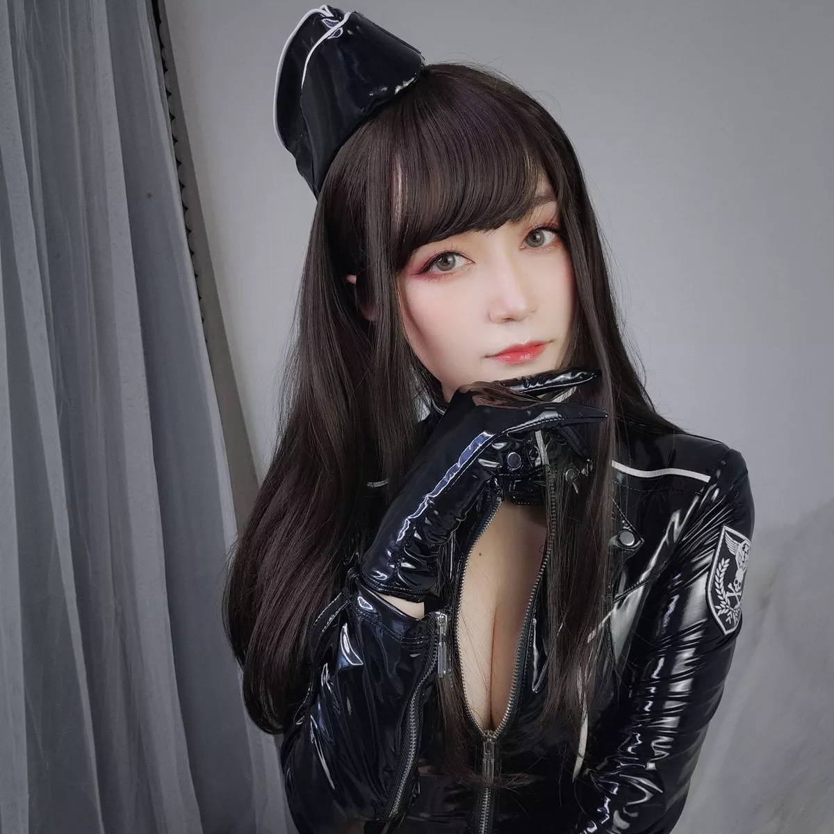 Coser小姐姐白银81通讯官主题私房黑色连体皮衣秀完美身材豪乳翘臀诱惑写真74P
