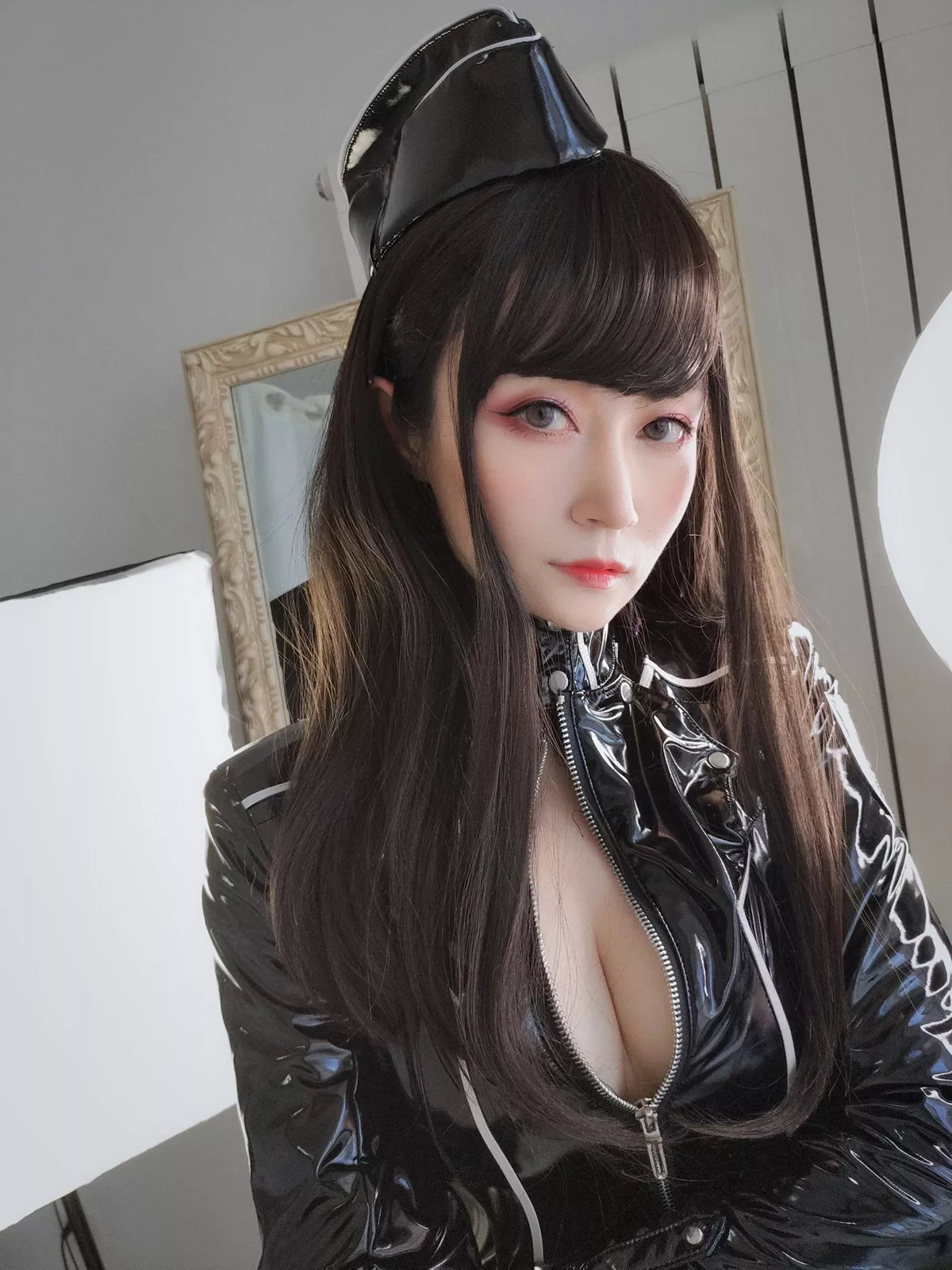 Coser小姐姐白银81通讯官主题私房黑色连体皮衣秀完美身材豪乳翘臀诱惑写真74P