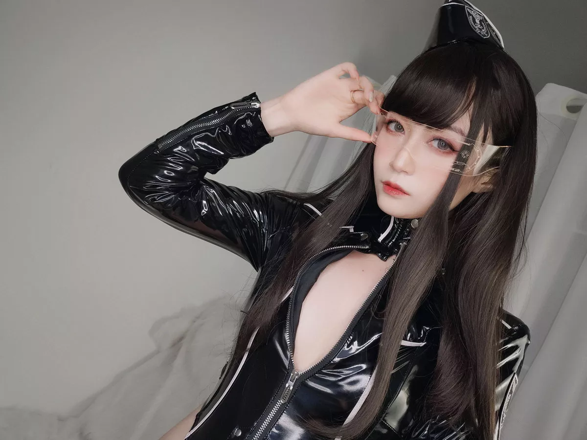 Coser小姐姐白银81通讯官主题私房黑色连体皮衣秀完美身材豪乳翘臀诱惑写真74P