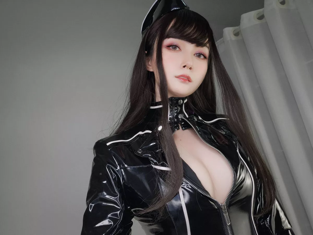 Coser小姐姐白银81通讯官主题私房黑色连体皮衣秀完美身材豪乳翘臀诱惑写真74P