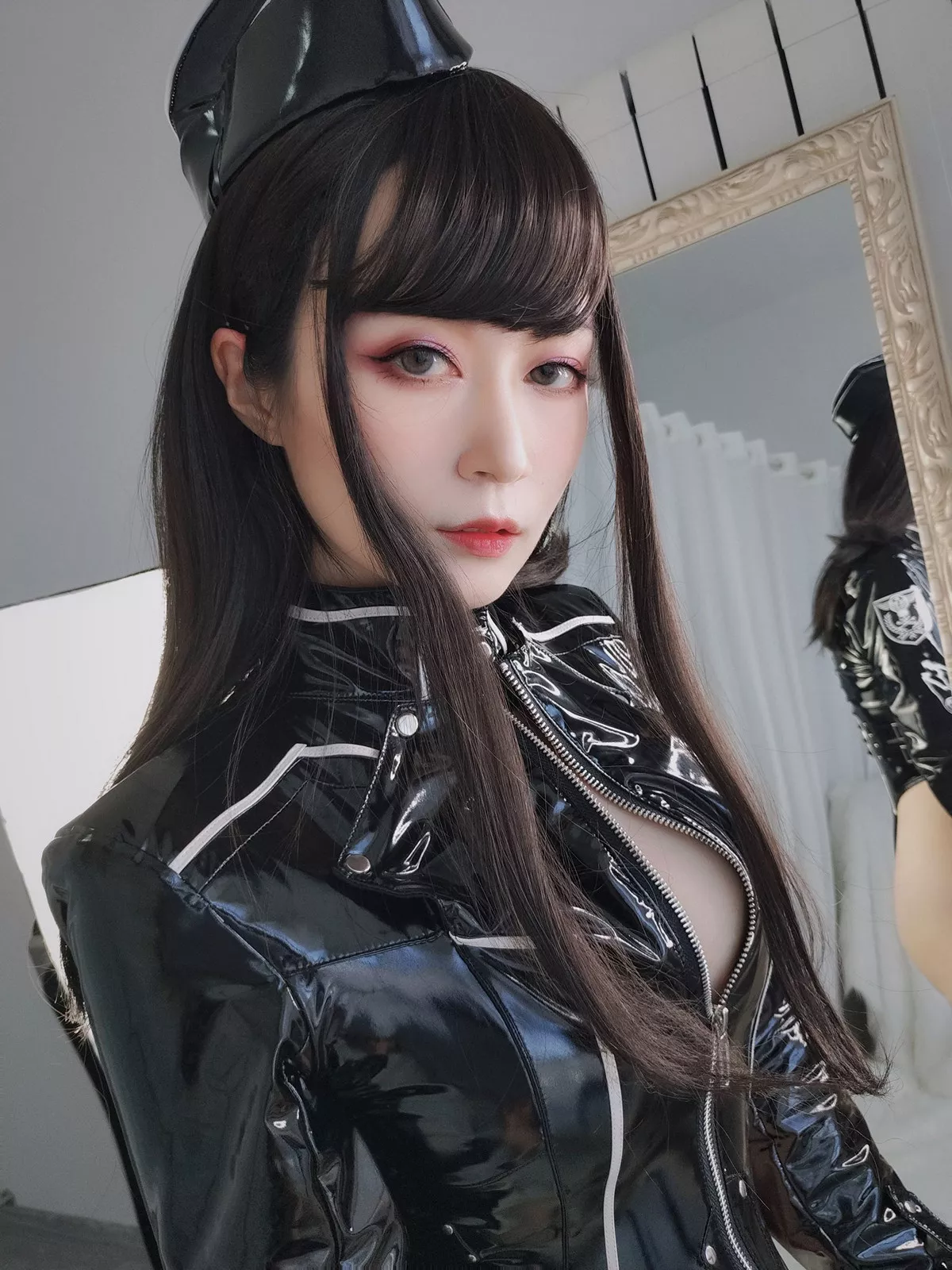 Coser小姐姐白银81通讯官主题私房黑色连体皮衣秀完美身材豪乳翘臀诱惑写真74P