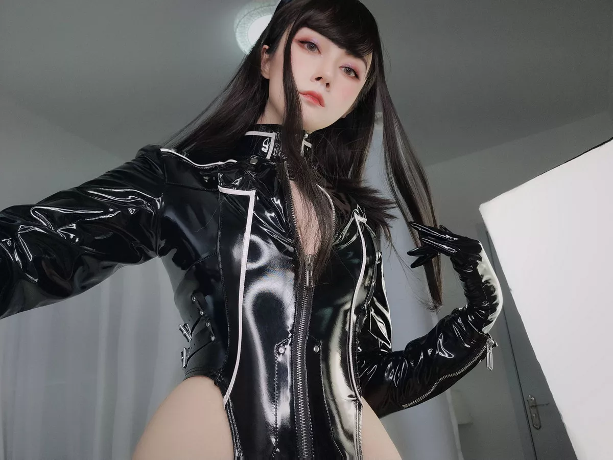 Coser小姐姐白银81通讯官主题私房黑色连体皮衣秀完美身材豪乳翘臀诱惑写真74P