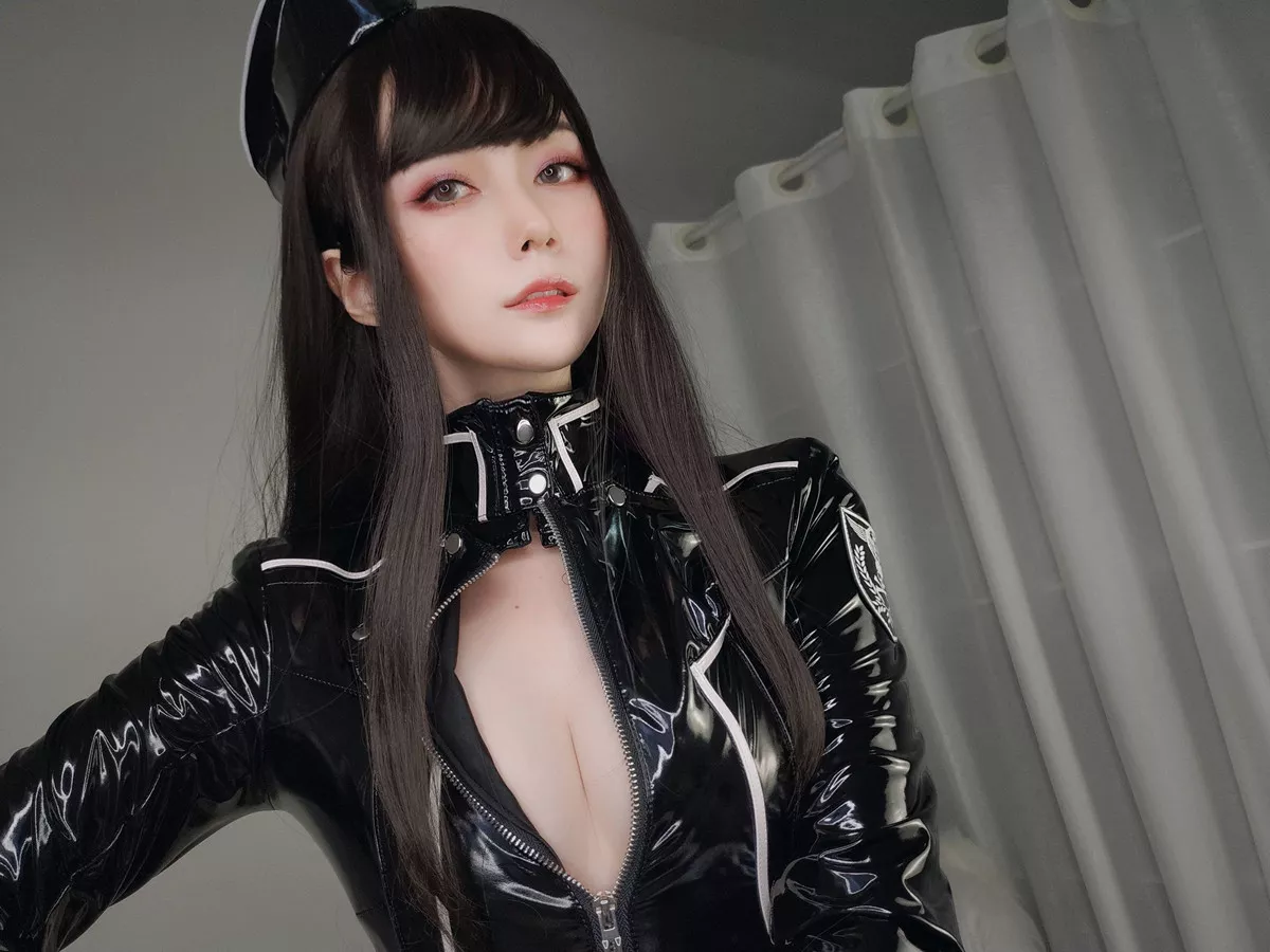 Coser小姐姐白银81通讯官主题私房黑色连体皮衣秀完美身材豪乳翘臀诱惑写真74P