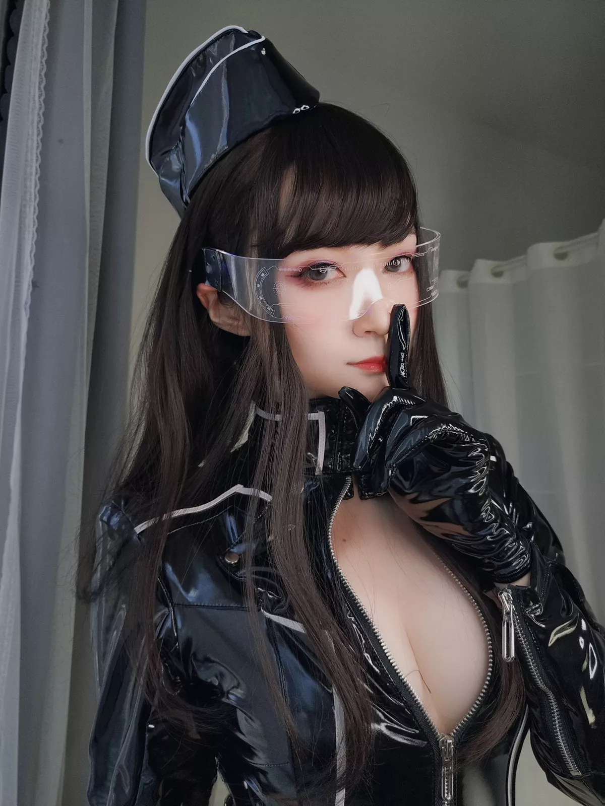 Coser小姐姐白银81通讯官主题私房黑色连体皮衣秀完美身材豪乳翘臀诱惑写真74P