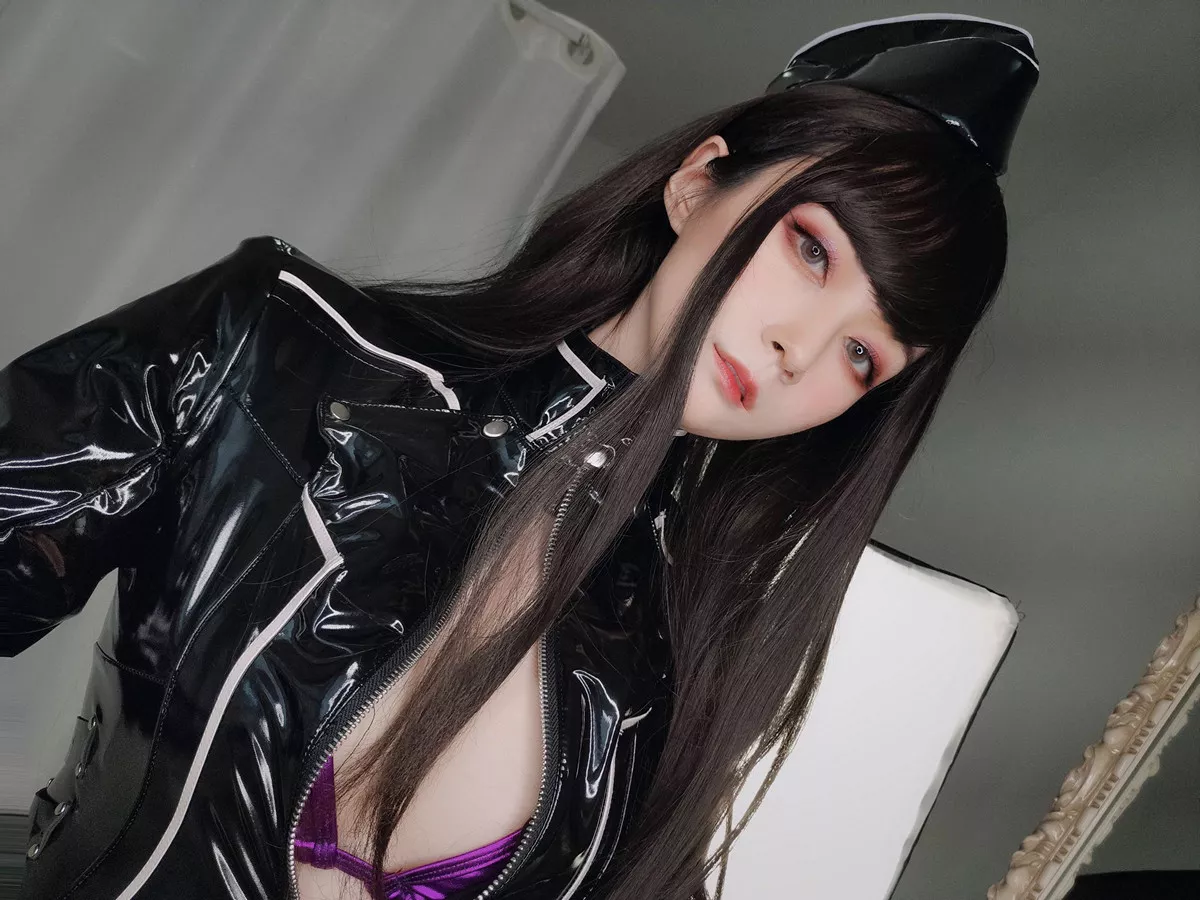 Coser小姐姐白银81通讯官主题私房黑色连体皮衣秀完美身材豪乳翘臀诱惑写真74P