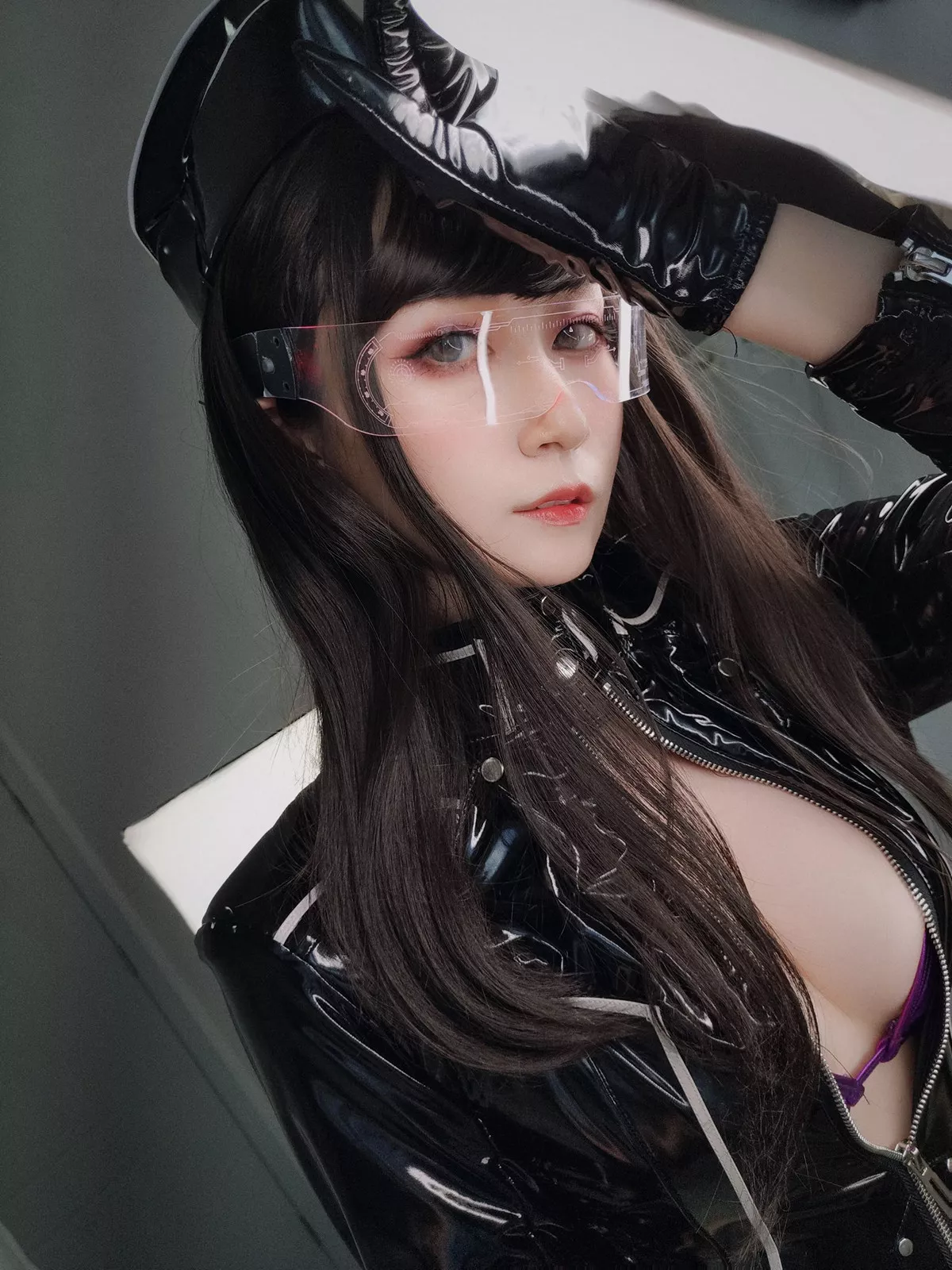 Coser小姐姐白银81通讯官主题私房黑色连体皮衣秀完美身材豪乳翘臀诱惑写真74P