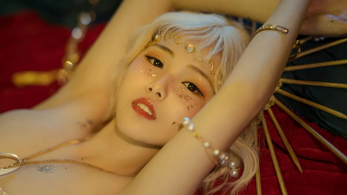 网络美女七月喵子献上王的冠冕主题紧身情趣内衣配吊带白丝网袜完美诱惑写真29P