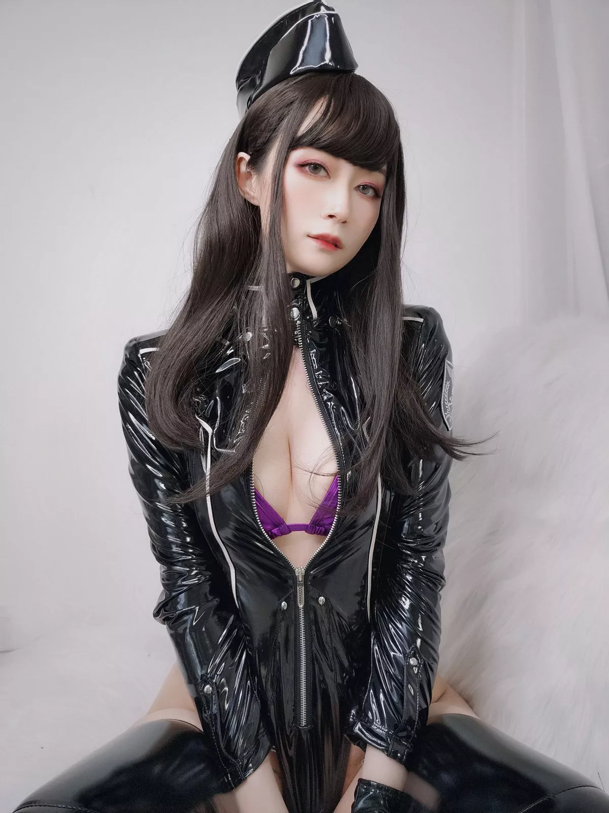 Coser小姐姐白银81通讯官主题私房黑色连体皮衣秀完美身材豪乳翘臀诱惑写真74P