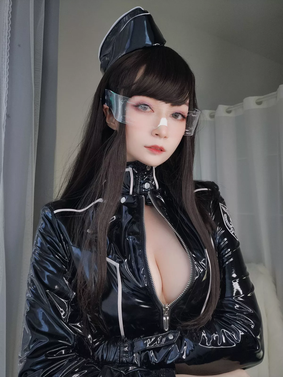 Coser小姐姐白银81通讯官主题私房黑色连体皮衣秀完美身材豪乳翘臀诱惑写真74P