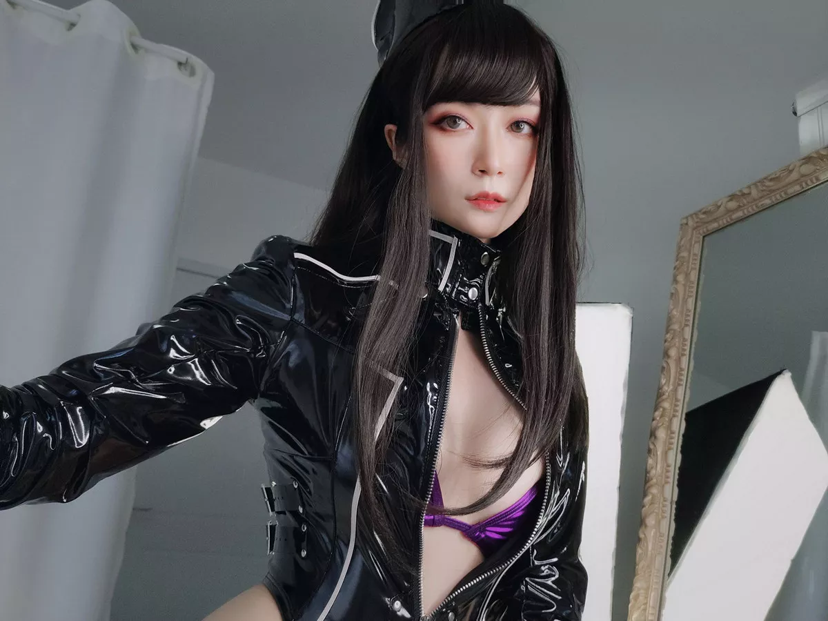 Coser小姐姐白银81通讯官主题私房黑色连体皮衣秀完美身材豪乳翘臀诱惑写真74P