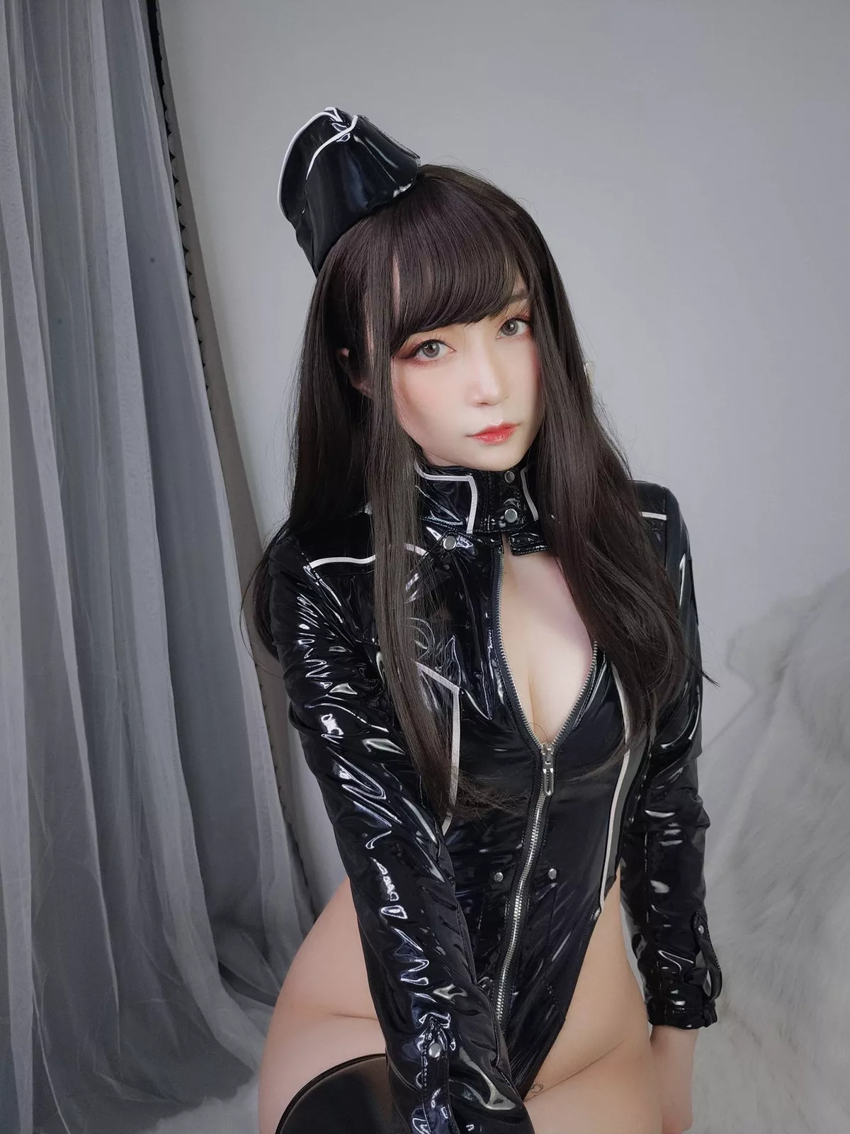 Coser小姐姐白银81通讯官主题私房黑色连体皮衣秀完美身材豪乳翘臀诱惑写真74P