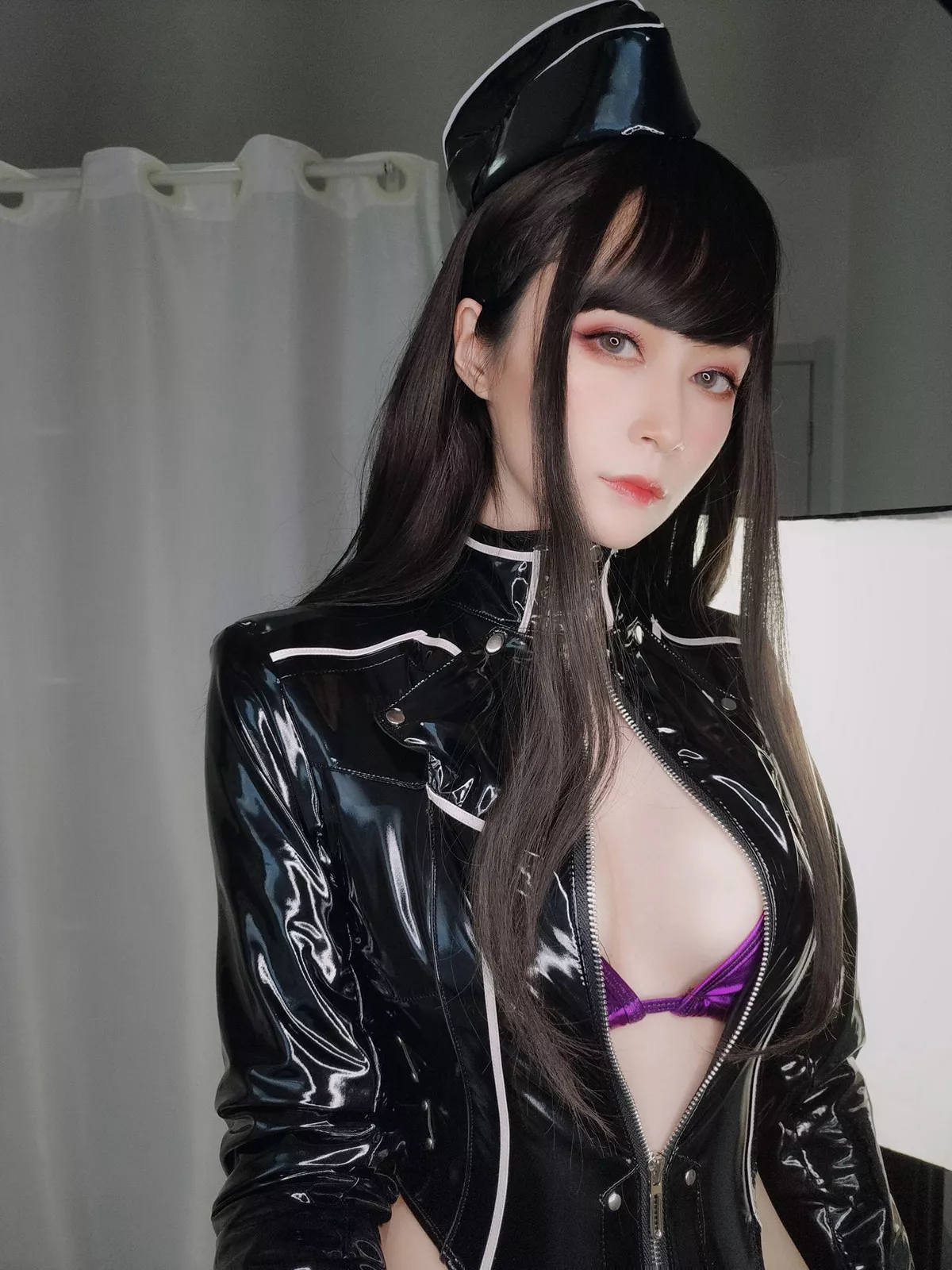Coser小姐姐白银81通讯官主题私房黑色连体皮衣秀完美身材豪乳翘臀诱惑写真74P