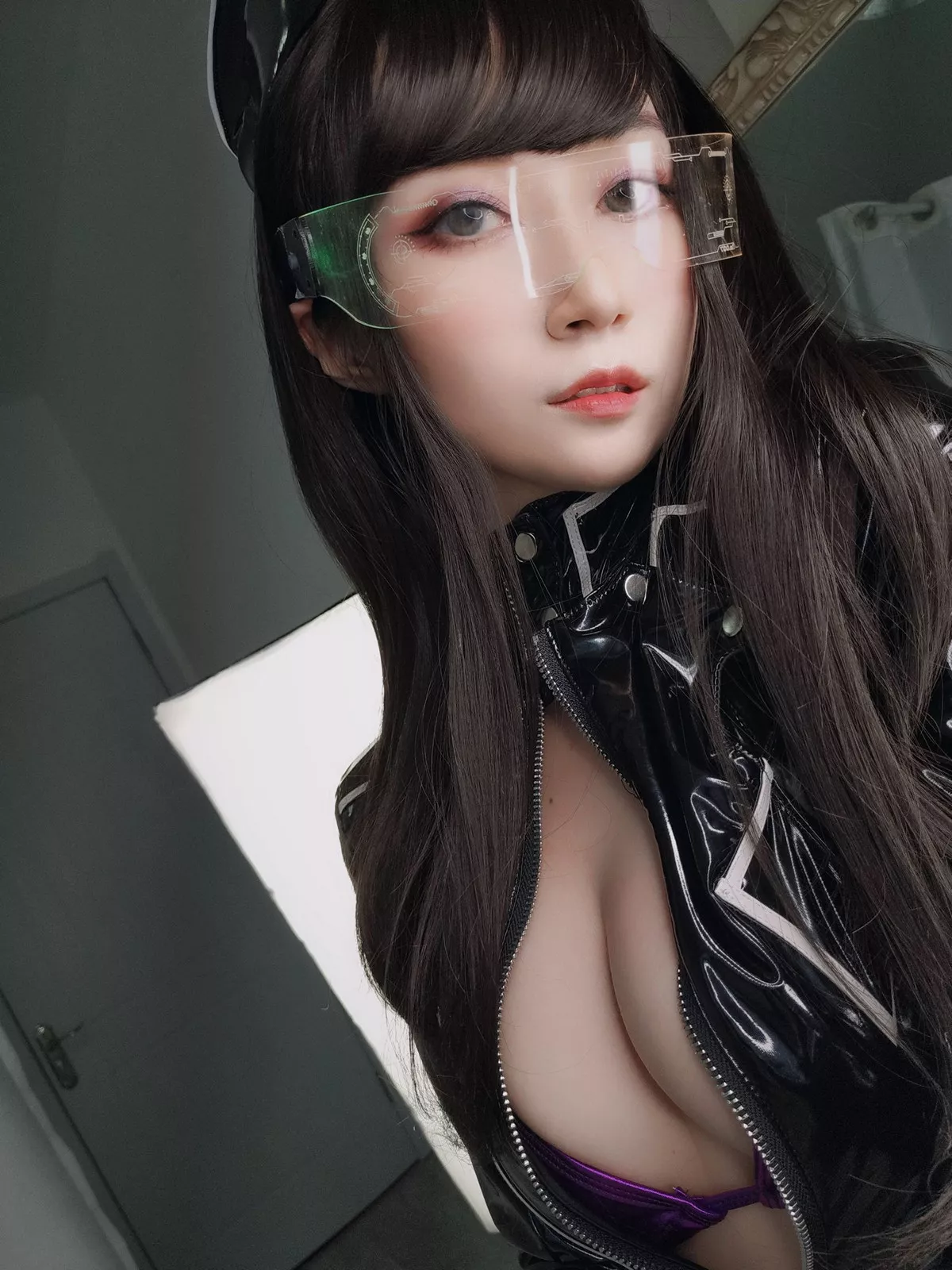 Coser小姐姐白银81通讯官主题私房黑色连体皮衣秀完美身材豪乳翘臀诱惑写真74P