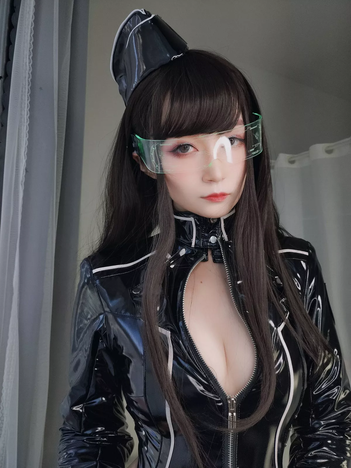 Coser小姐姐白银81通讯官主题私房黑色连体皮衣秀完美身材豪乳翘臀诱惑写真74P