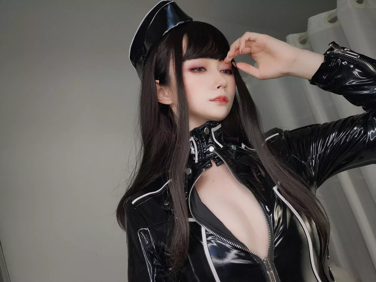 Coser小姐姐白银81通讯官主题私房黑色连体皮衣秀完美身材豪乳翘臀诱惑写真74P