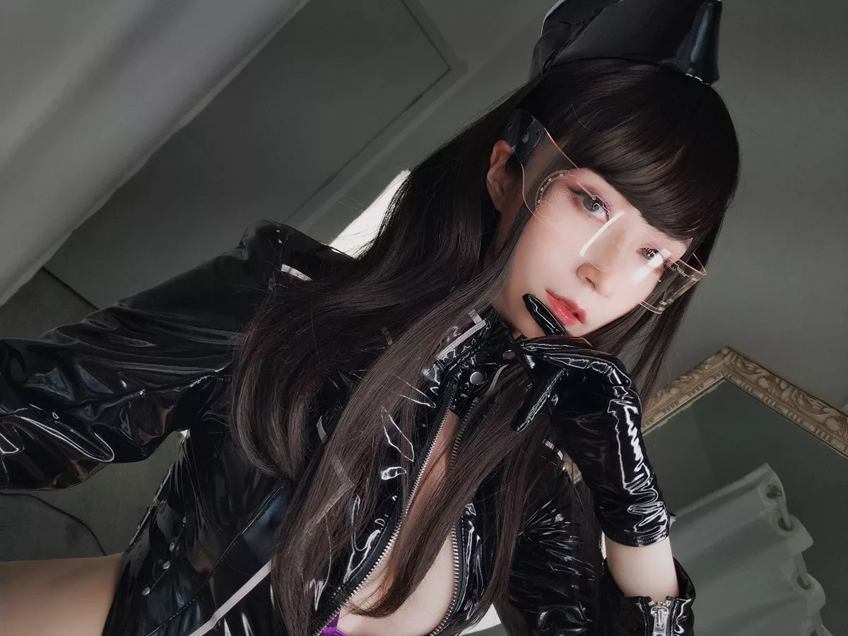 Coser小姐姐白银81通讯官主题私房黑色连体皮衣秀完美身材豪乳翘臀诱惑写真74P