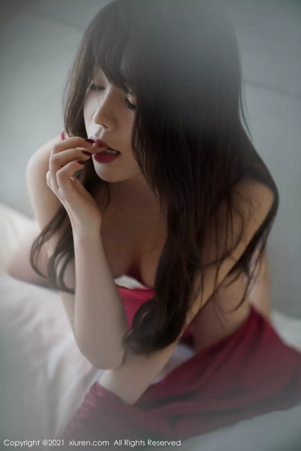 XiuRen第3110期_嫩模芝芝Booty澳门旅拍睡衣女友视觉红色丁字裤秀翘臀诱惑写真88P