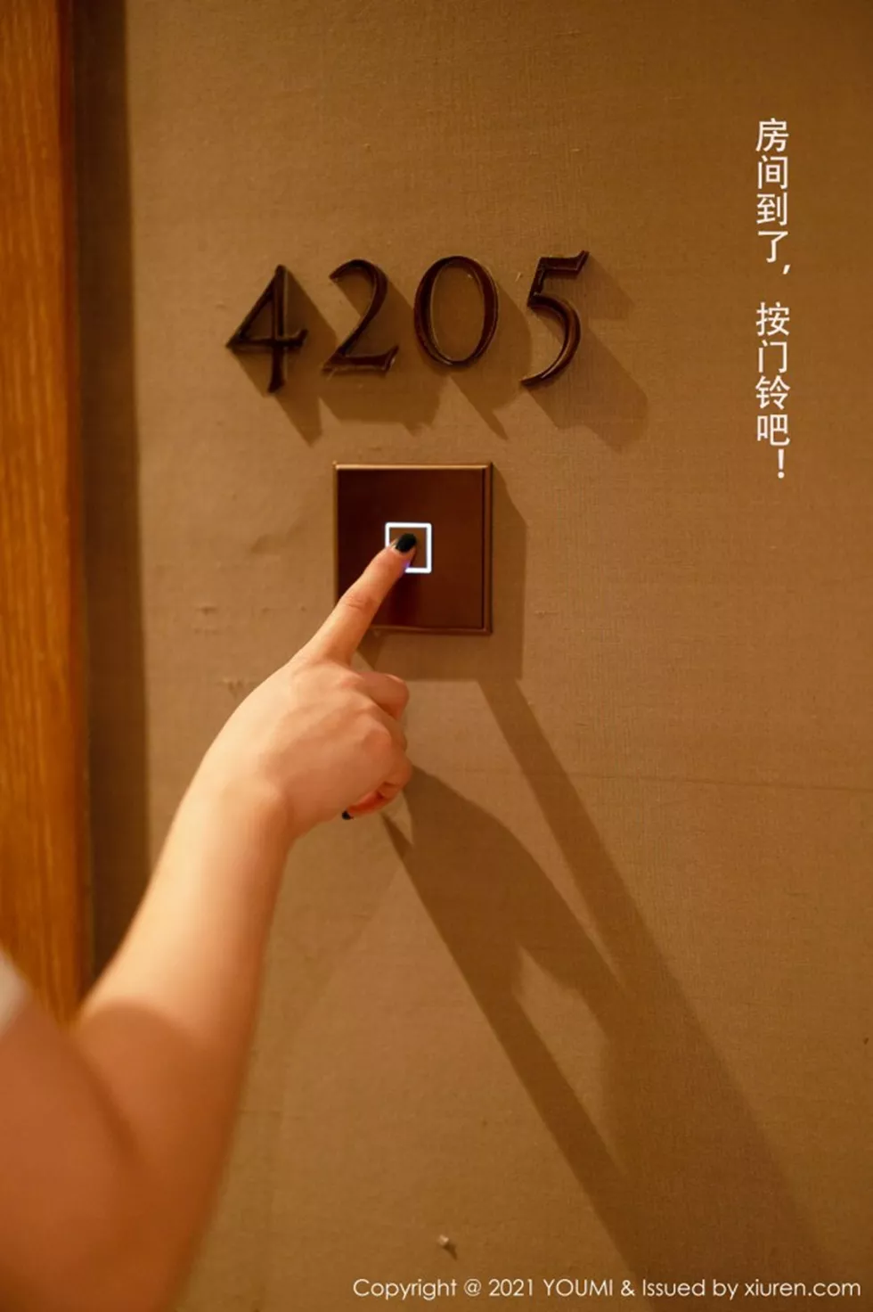 [YouMi尤蜜荟]Vol.605_女神尤妮丝Egg厦门旅拍公关经理剧情主题半脱露豪乳翘臀诱惑写真112P