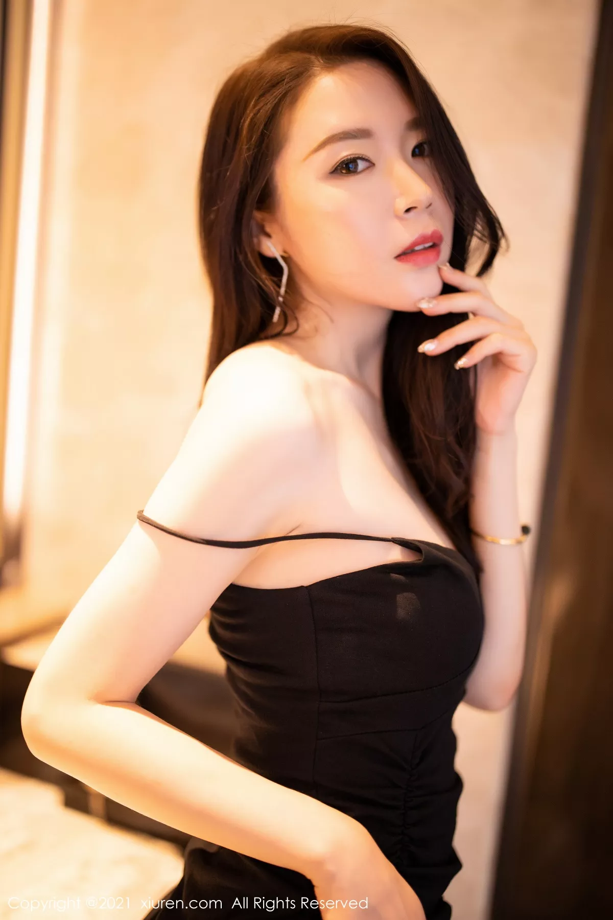 XiuRen第3272期_嫩模梦心月海南旅拍黑色吊裙配开档黑丝裤袜秀翘臀美腿诱惑写真88P