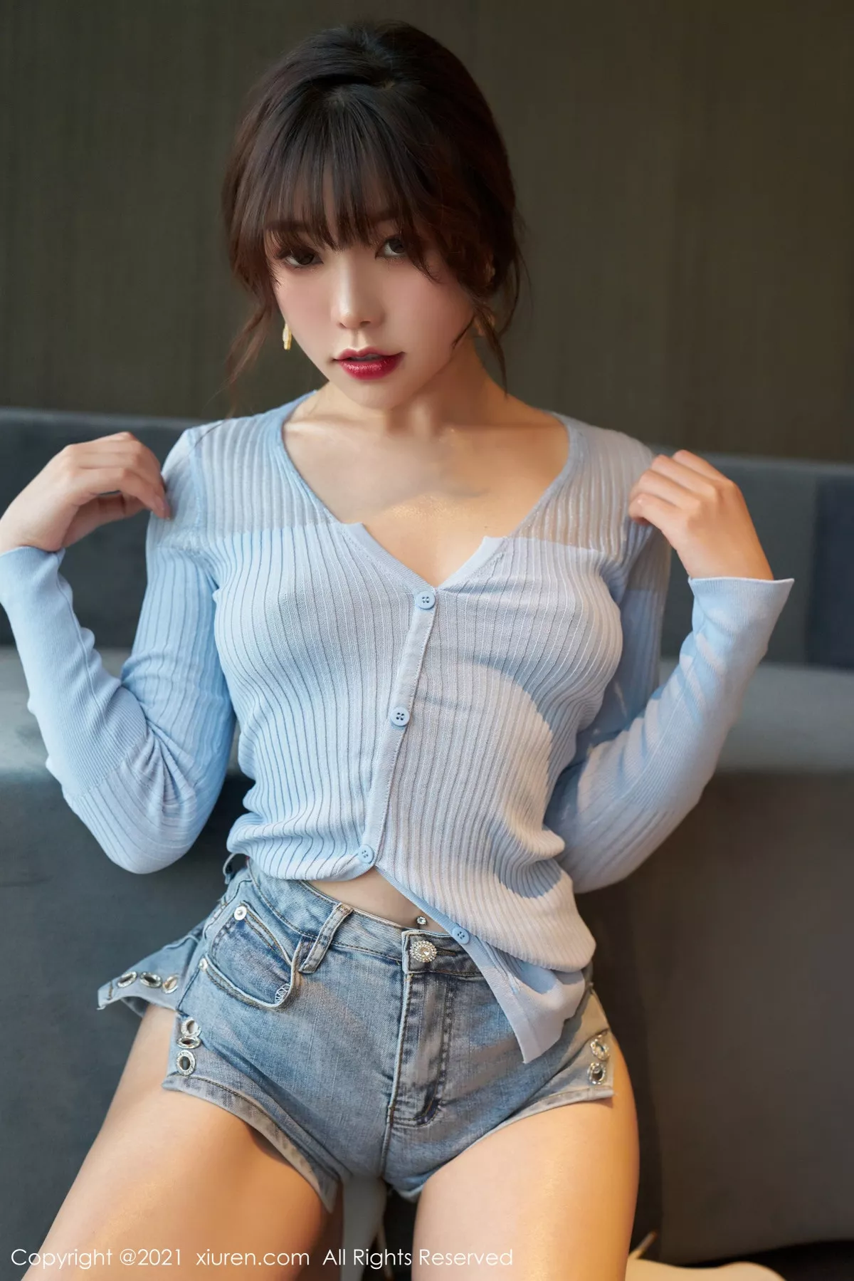 XiuRen第3271期_女神芝芝Booty私房超短牛仔裤半脱真空露白嫩翘臀诱惑写真50P