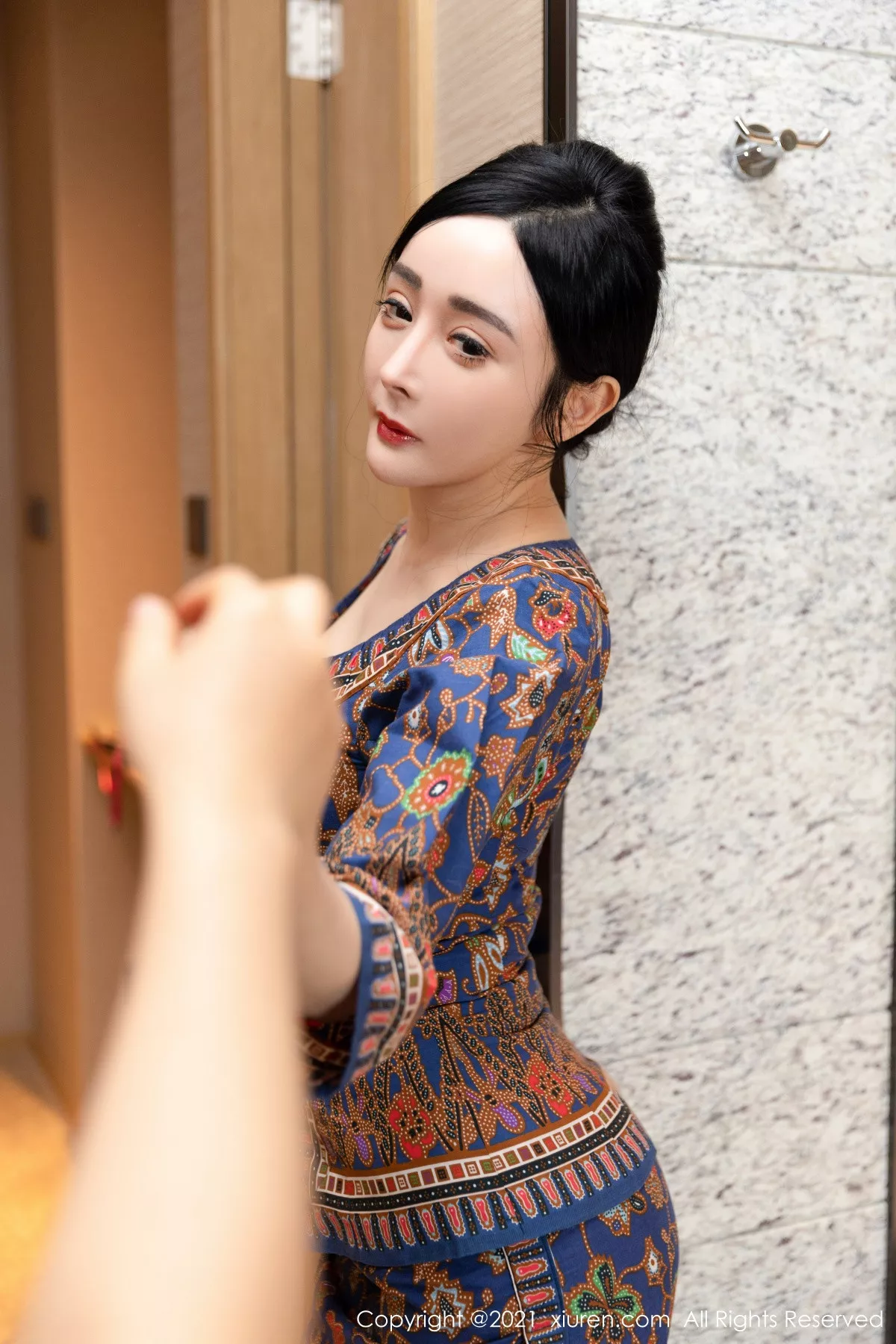 XiuRen第3282期_女神允爾三亚旅拍别墅派对剧情主题私房半脱露豪乳翘臀诱惑写真60P