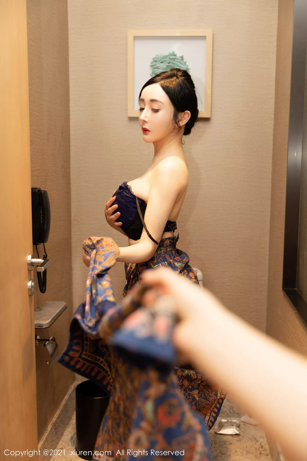 XiuRen第3282期_女神允爾三亚旅拍别墅派对剧情主题私房半脱露豪乳翘臀诱惑写真60P