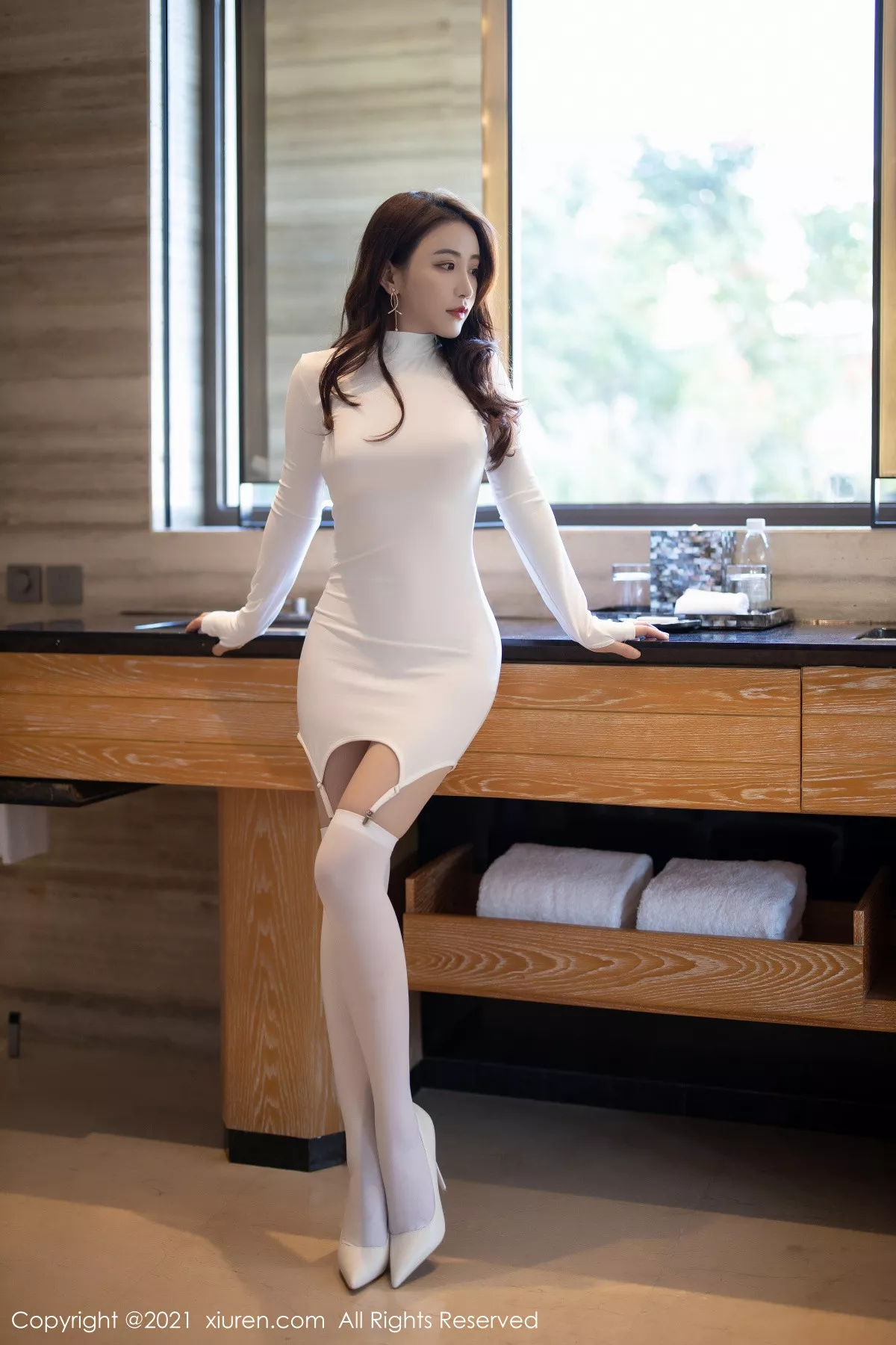 XiuRen第3284期_女神Cherry绯月樱三亚旅拍连衣裙配白丝吊袜撩人姿势极致诱惑写真90P