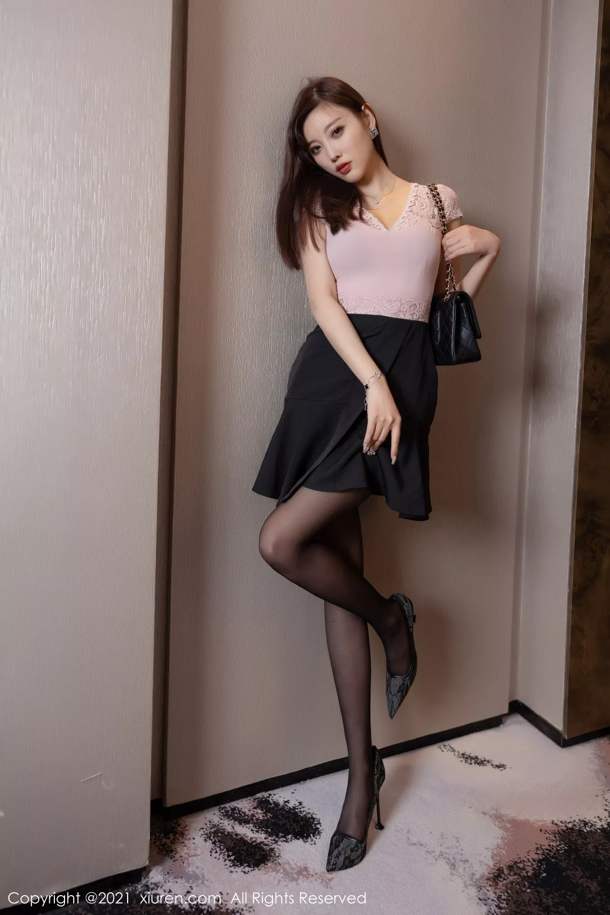 XiuRen第3299期_女神杨晨晨sugar半脱露性感黑色内衣配黑丝裤袜极致魅惑写真62P