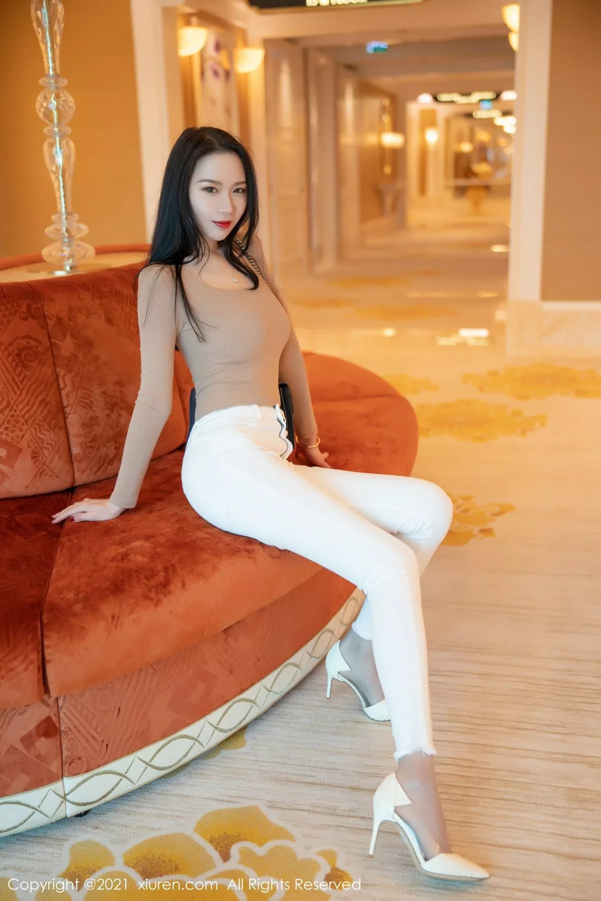 XiuRen第3303期_嫩模梦心月澳门心愿旅拍紧身牛仔裤半脱露开档肉丝裤袜诱惑写真80P